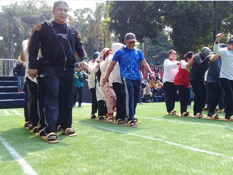 Dirjen Kebudayaan KemendikbudHilmar Farid memainkan permainan tradisional di acara Pekan Kebudayaan Nasional di kawasan Istora Senayan.