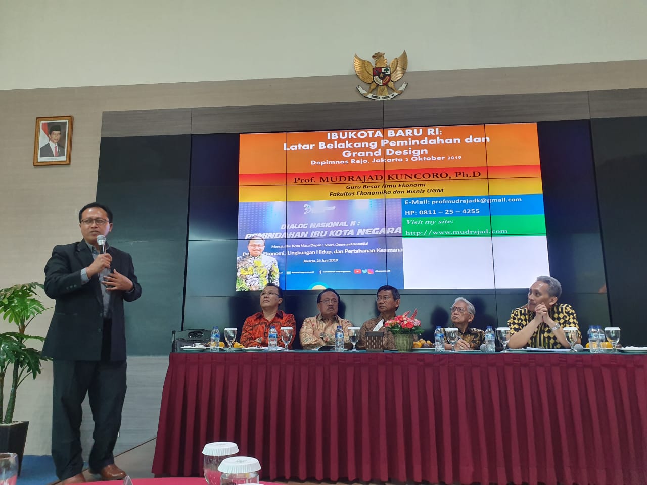 Guru Besar Fakultas Ekonomika, dan Bisnis (FEB) Universitas Gajah Mada (UGM), Prof Dr Mudrajad Kuncoro, memberi penjelasan.