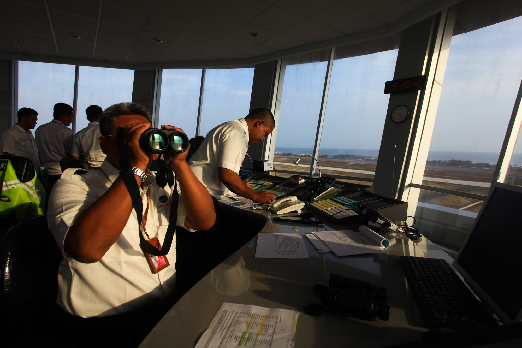 Petugas mengamati pesawat yang mendarat dari tower atau menara milik AirNav Indonesia di Yogyakarta International Airport (YIA), Kulon Progo