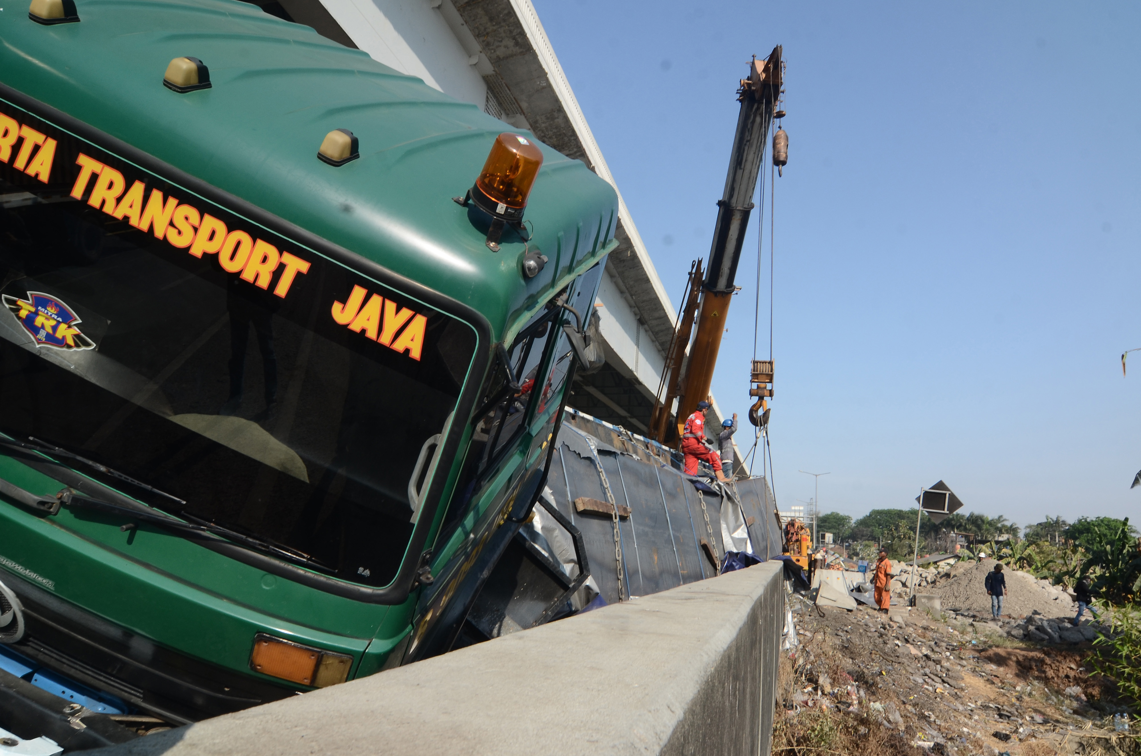 KECELAKAAN TRUK DI TOL JAKARTA-CIKAMPEK