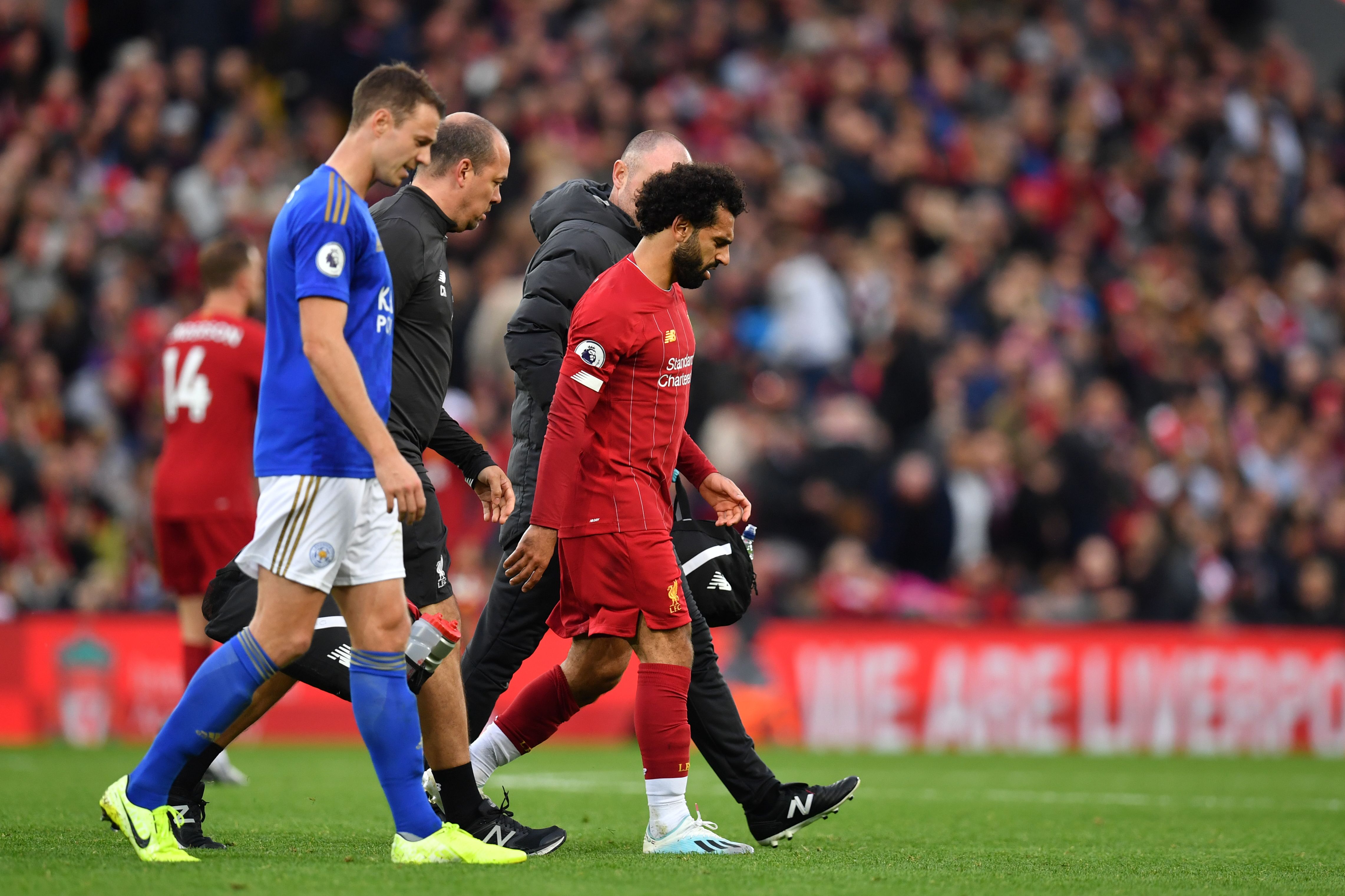 Penyerang Liverpool Mohamed Salah terpaksa meninggalkan lapangan sebelum laga usai lantaran cedera.