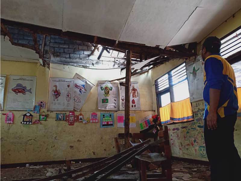 Seorang guru melihat kondisi kelas yang rusak di SDN III Gudangkahuripan, Kecamatan Lembang, Kabupaten Bandung Barat.