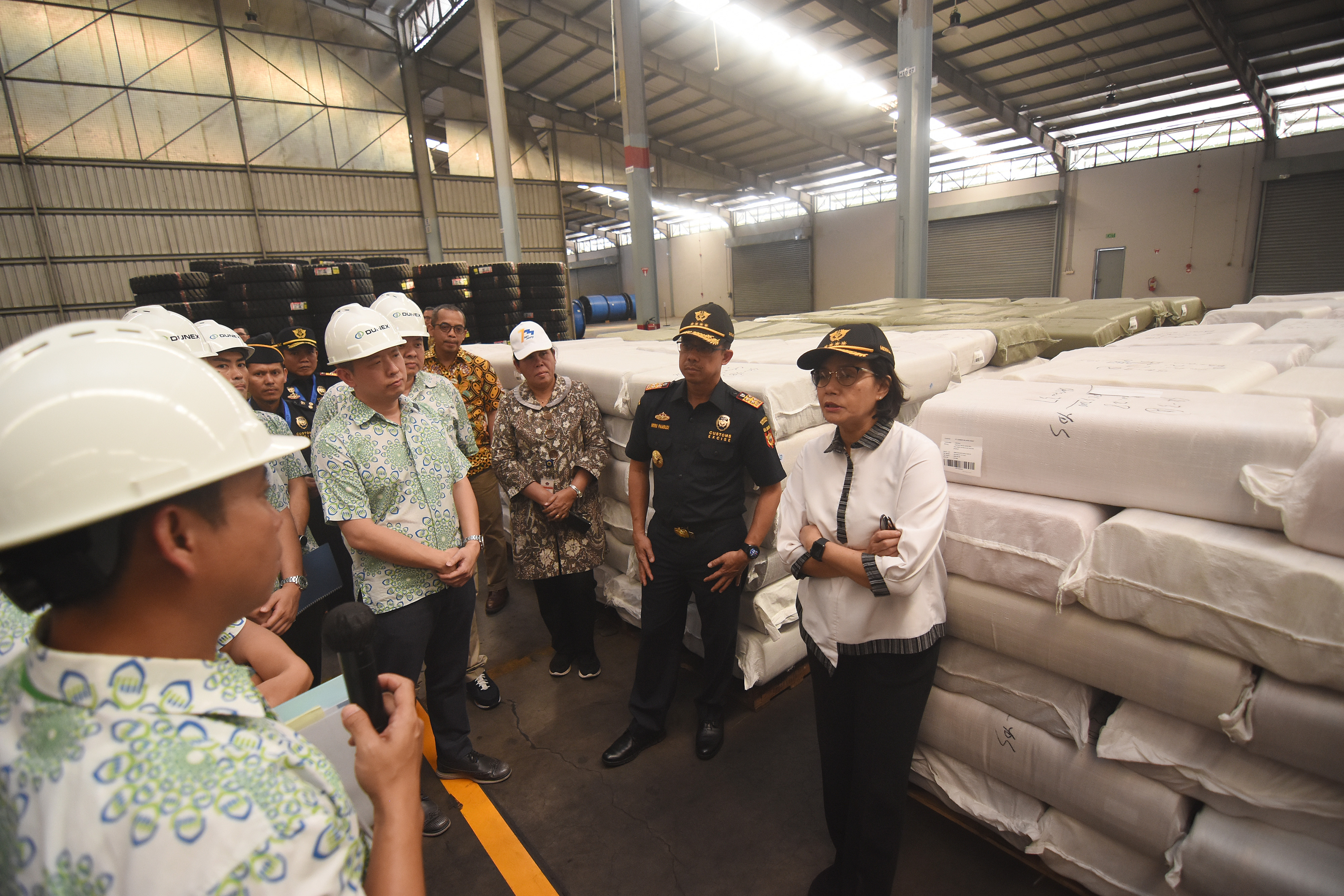 Menkeu Sri Mulyani Indrawati (kanan) berbincang dengan karyawan saat meninjau Pusat Logistik Berikat (PLB) PT Dunia Express di Sunter.
