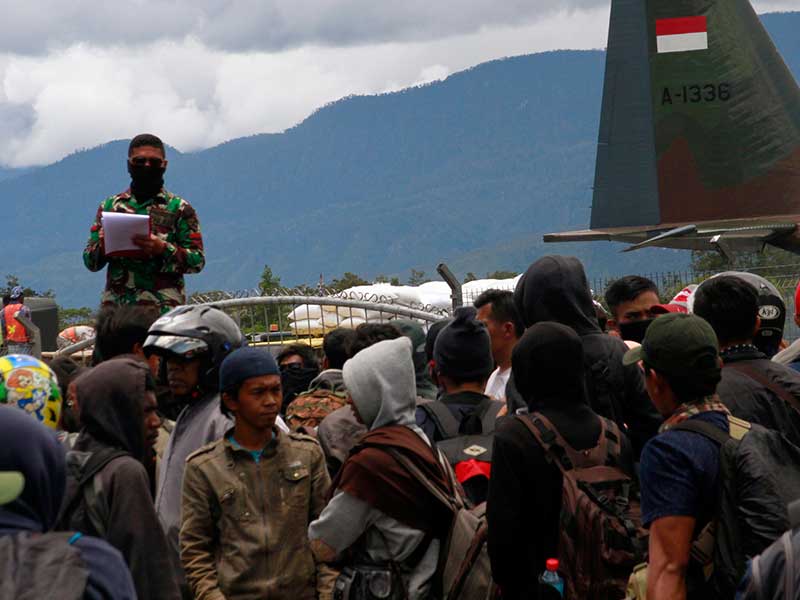 Prajurit TNI mendata warga yang akan meninggalkan Wamena menggunakan pesawat Hercules milik TNI AU di Bandara Wamena, Jayawijaya, Papua