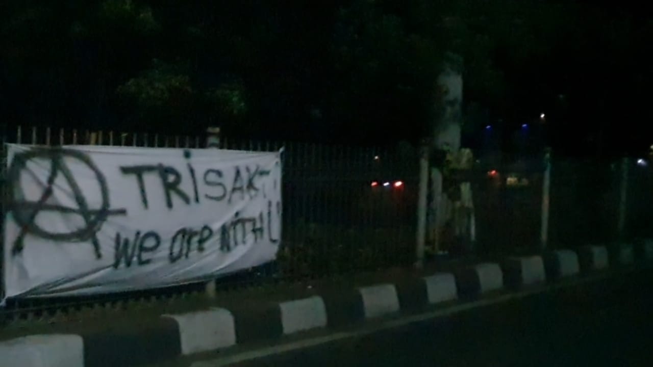 Spanduk yang dibentangkan Anarko di dekat Kampus Trisakti Jakarta.
