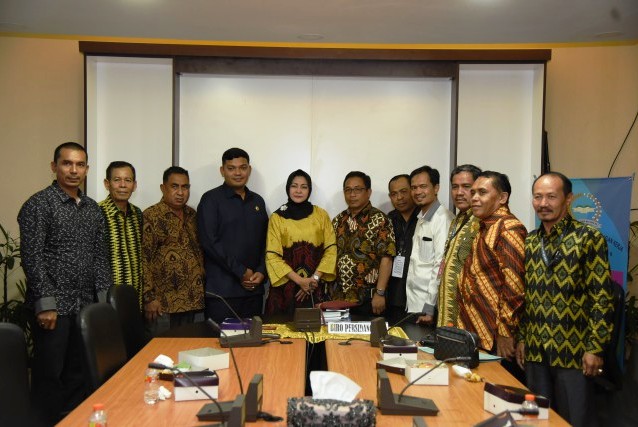 Kepala Biro Persidangan II Setjen dan BK DPR RI Cholida Indrayana saat menerima DPRD Provinsi Sumatera Barat dan DPRD Kabupaten Bima. 