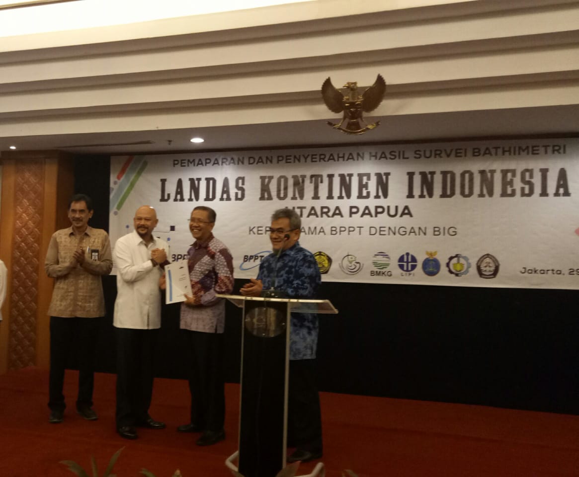 Kepala BPPT Hammam Riza (berbaju putih) menyerahkan laporan survei landasan kontinen utara Papua kepada Kepala BIG Hassanudin Z Abidin.