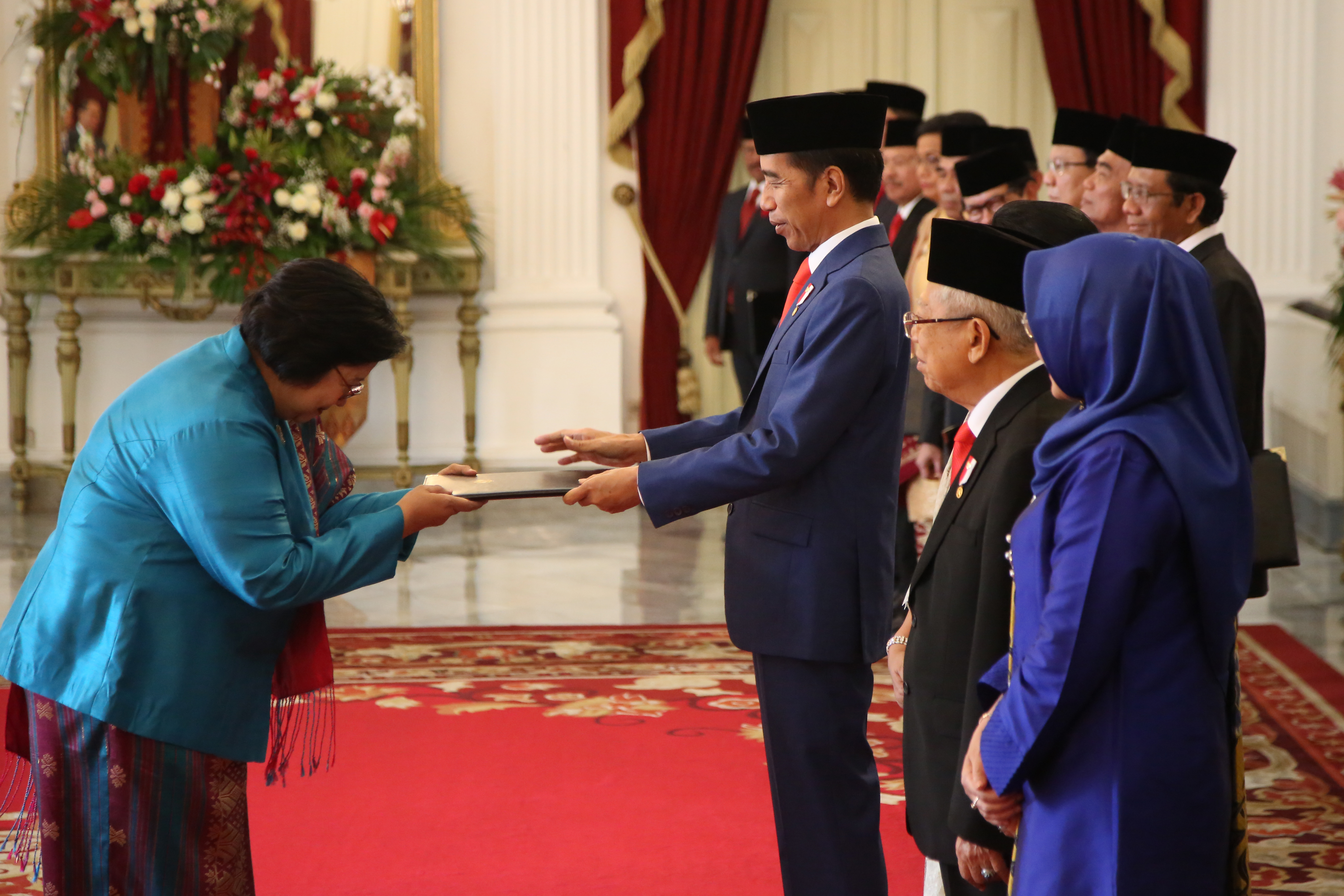 Presiden Joko Widodo (kanan) menyerahkan petikan keputusan kepada calon Menteri Lingkungan Hidup dan Kehutanan Siti Nurbaya (kiri)  