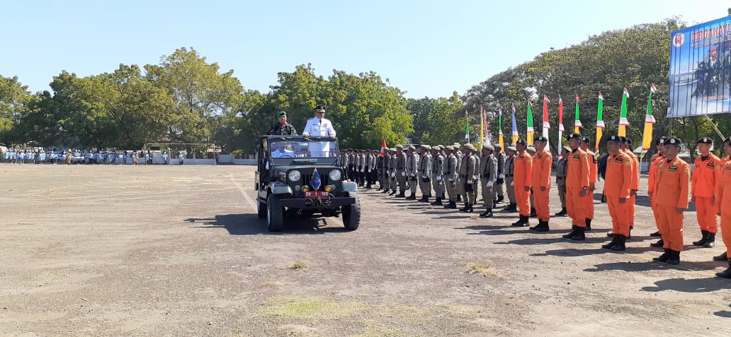 Bupati Kabupaten Sikka, Fransiskus Roberto Diogo sebagai inspektur upacara HUT ke-74 TNI di lapangan umum Kota Baru Maumere, Sabtu (5/10)