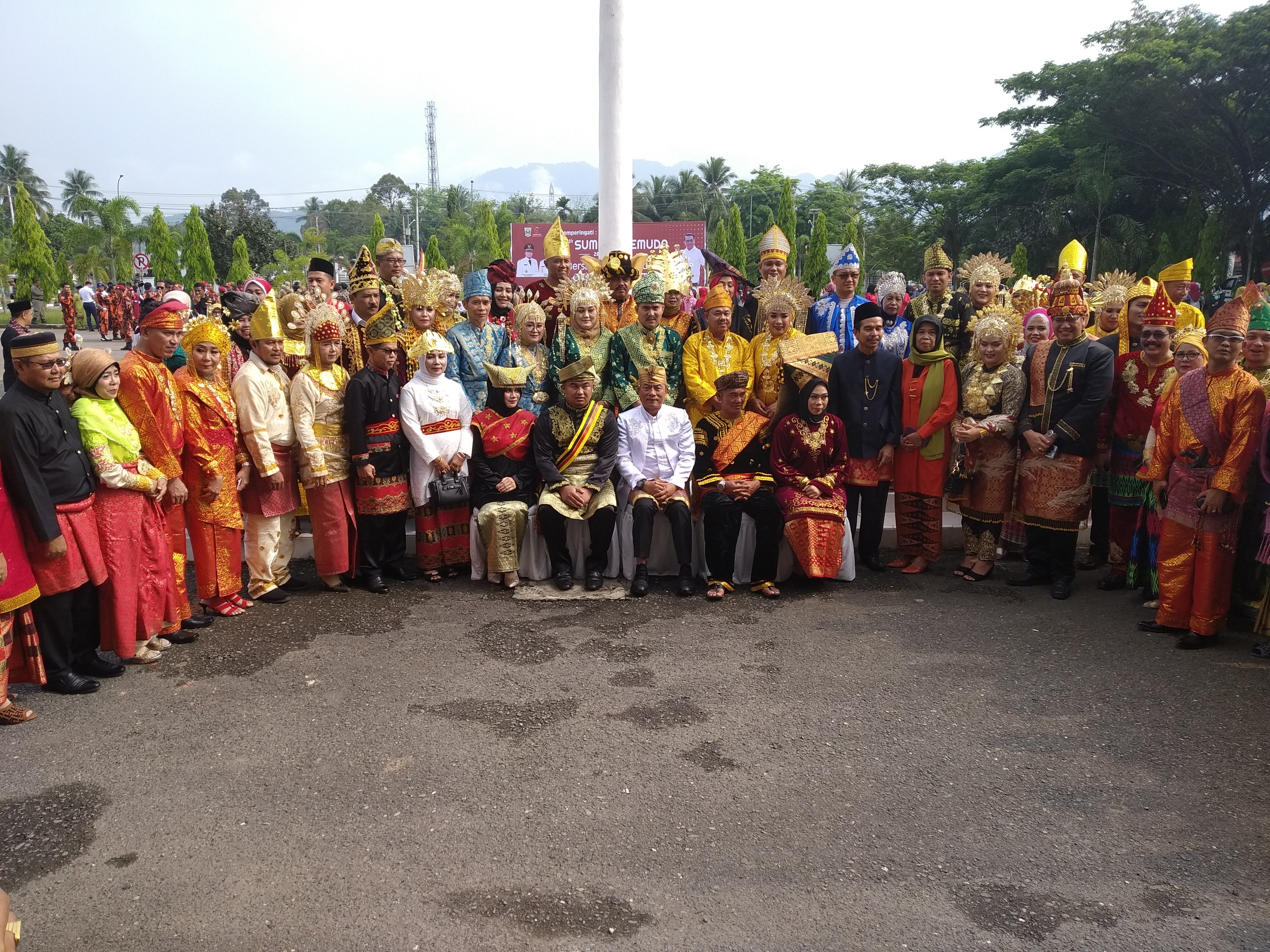 Para peserta upacara Sumpah Pemuda di Kabupaten Dharmasraya, Sumatra Barat mengenakan busana adat Nusantara.