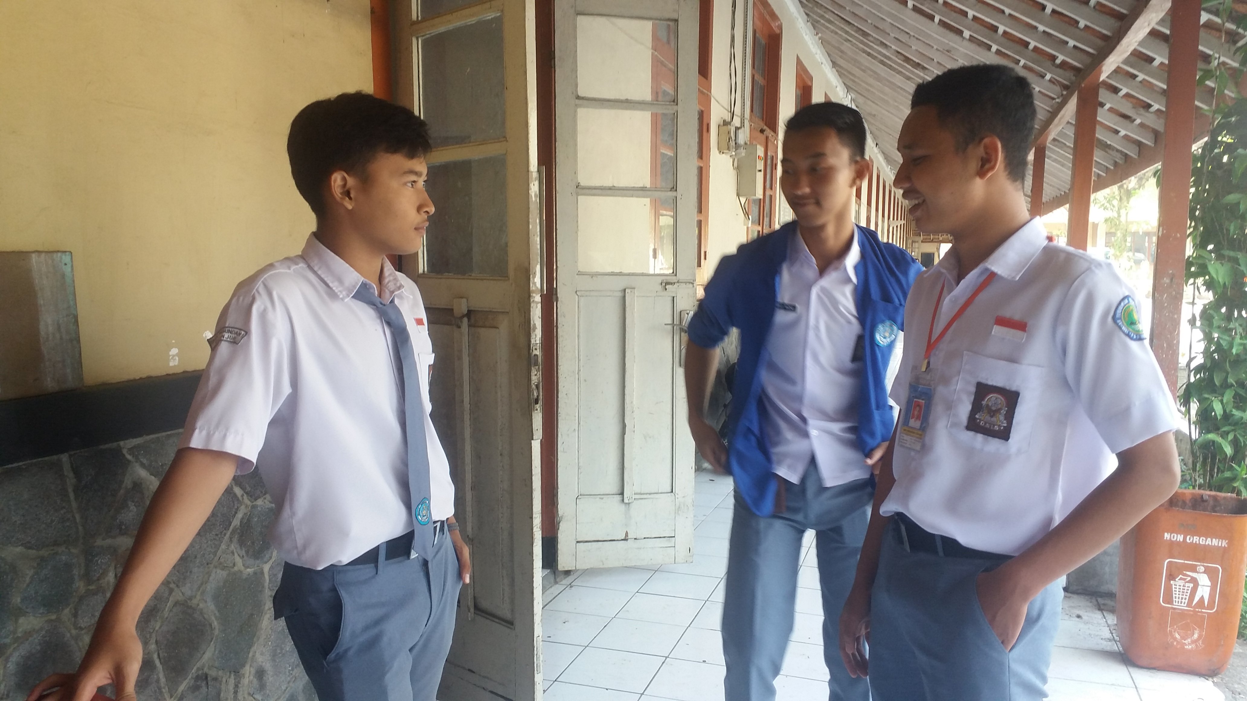 Pelajar kelas XII jurusan Akuntansi SMK Pasundan Cianjur, Jawa Barat, sedang bercengkrama dengan rekan-rekannya di sela-sela PKL