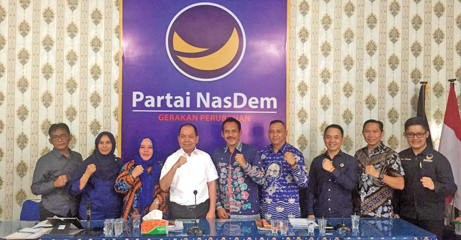 : Ketua DPW Partai NasDem Kalteng Faridawaty Darlan Adjeh (ketiga dari kiri), Ketua Tim Penjaringan Partai NasDem Kalteng Jawawi.