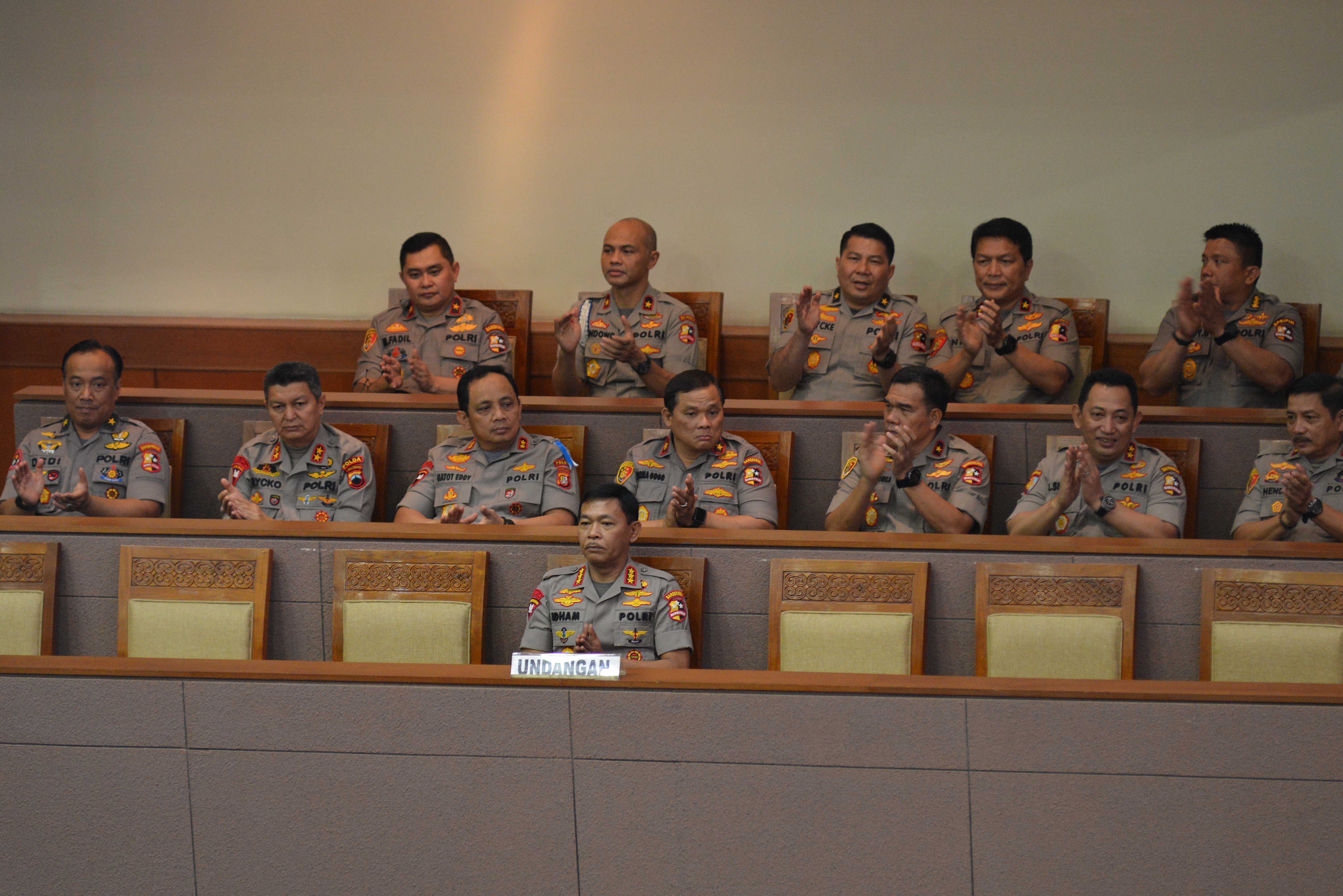 Momen pengesahan Komjen Idham Aziz sebagai kapolri dalam Rapat Paripurna DPR RI