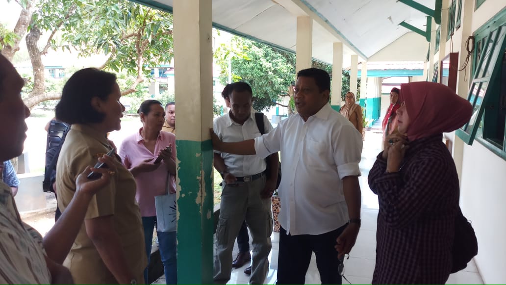 Ketua DPRD Provinsi Maluku sementara, Lucky Wattimury (kemeja putih, kedua dari kanan) saat berbincang dengan para guru SMA Siwalima