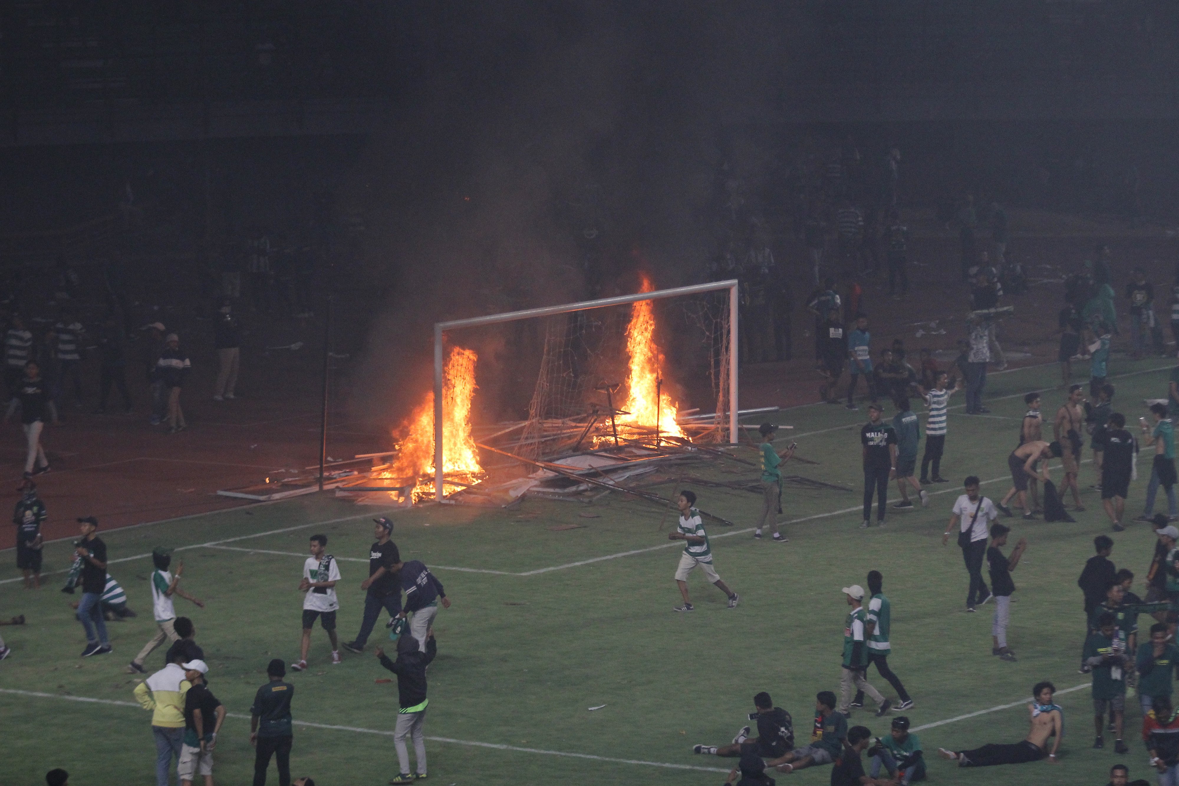  Suporter Persebaya membakar papan sponsor usai pertandingan Liga 1 2019 antara Persebaya dan PSS Sleman di Stadion Gelora Bung Tomo.