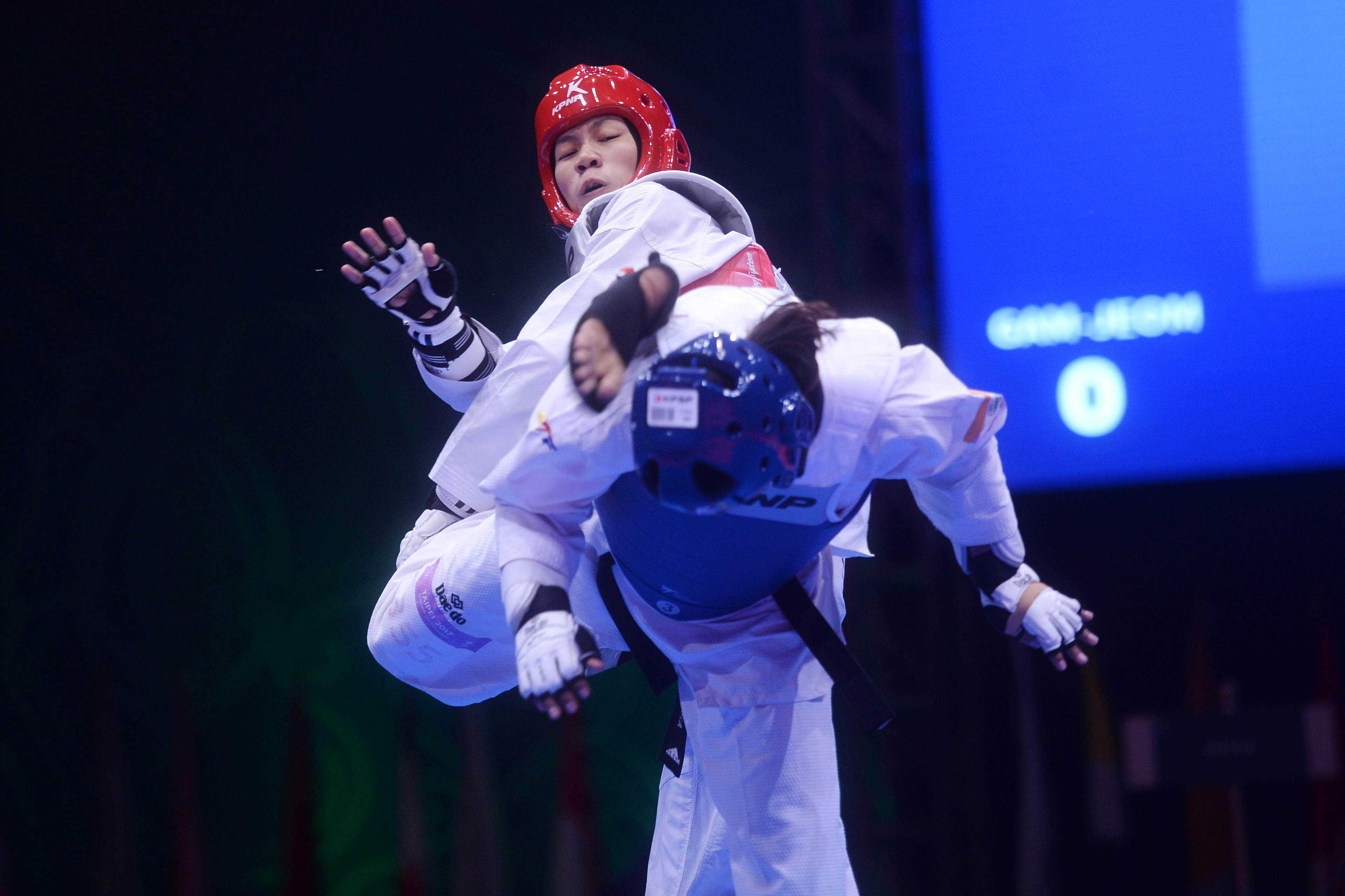 Atlet taekwondo Indonesia Halinda Mariska (atas) saling beradu jurus dengan atlet India Latika Bhandari 