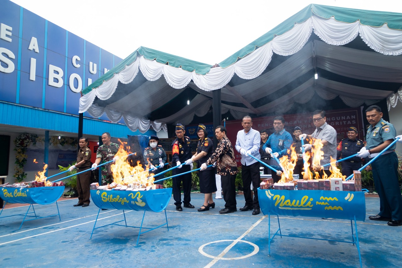 Pemusnahan berupa barang kena cukai hasil tembakau dan minuman keras ilegal sebanyak 953.498 batang rokok dan 91 botol minuman alkohol. 