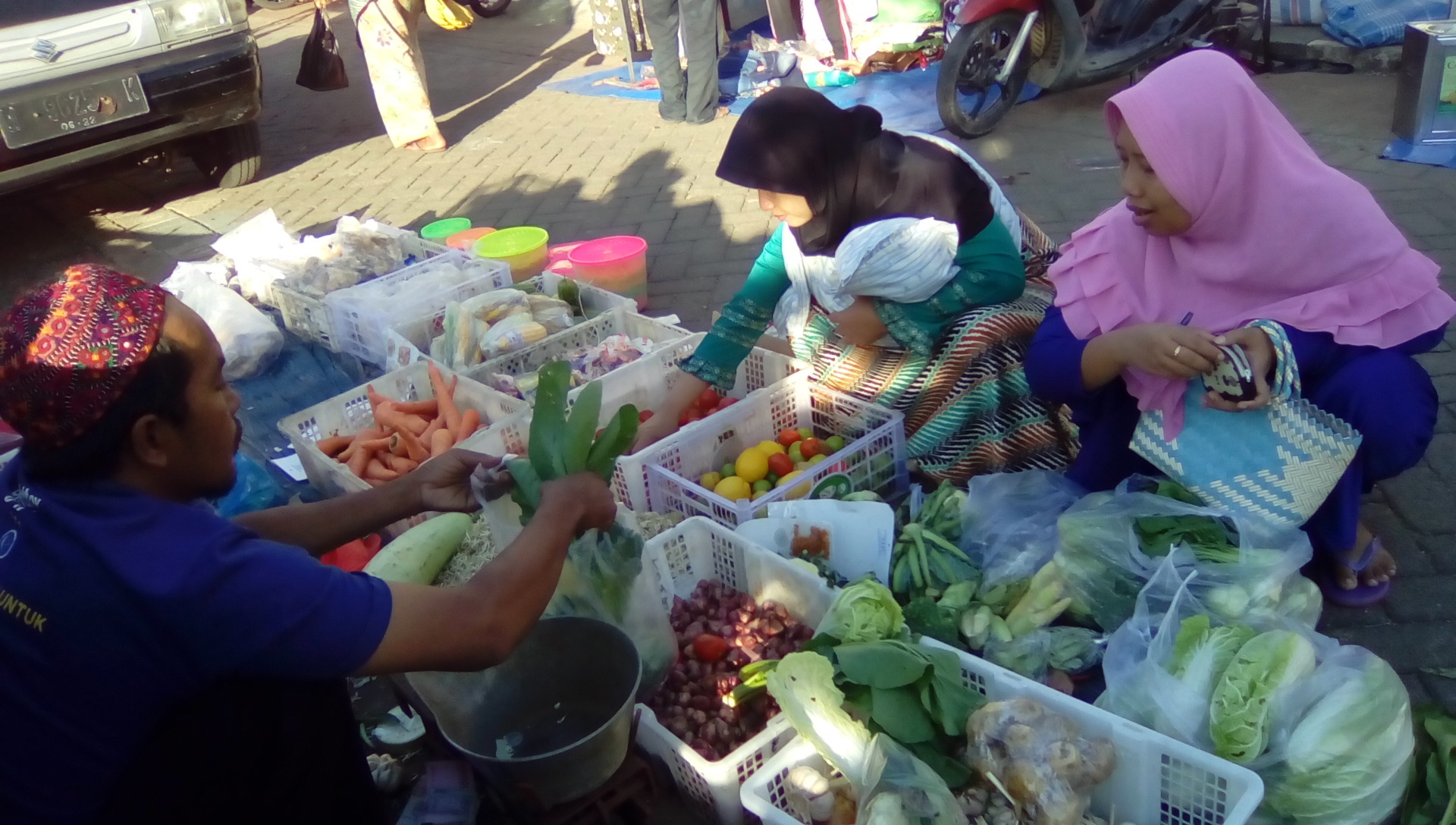 Pedagang di Pasar Tradisional Kecamatan Panceng, Gresik. Survei Konsumen BI September 2019 mengindikasikan optimisme terjaga.
