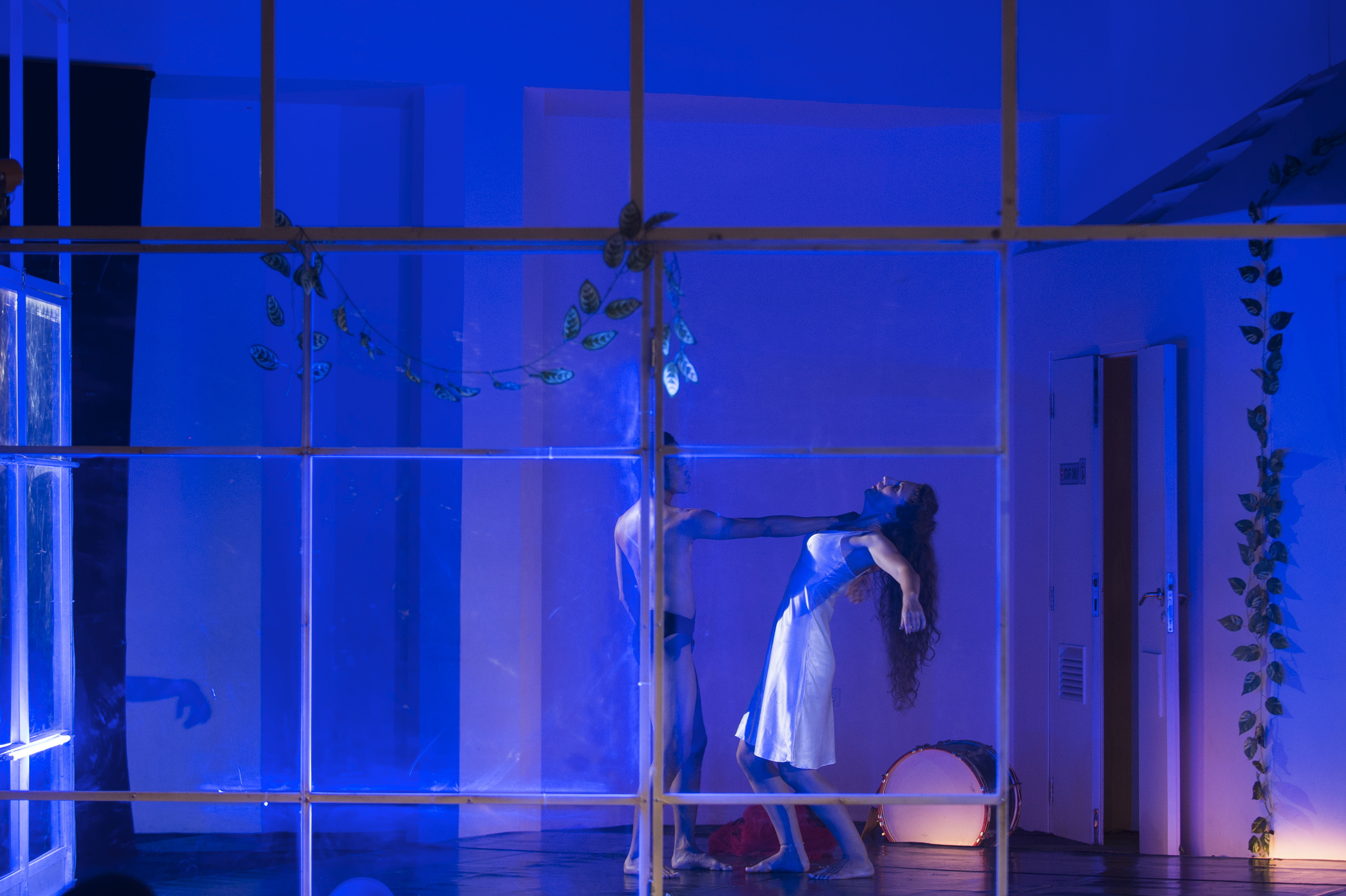 Teater Garasi mementaskan pertunjukan bertajuk After The Voices yang disutradarai Yudi Ahmad Tajudin di Erasmus Huis, Jakarta, Rabu (26/3). 