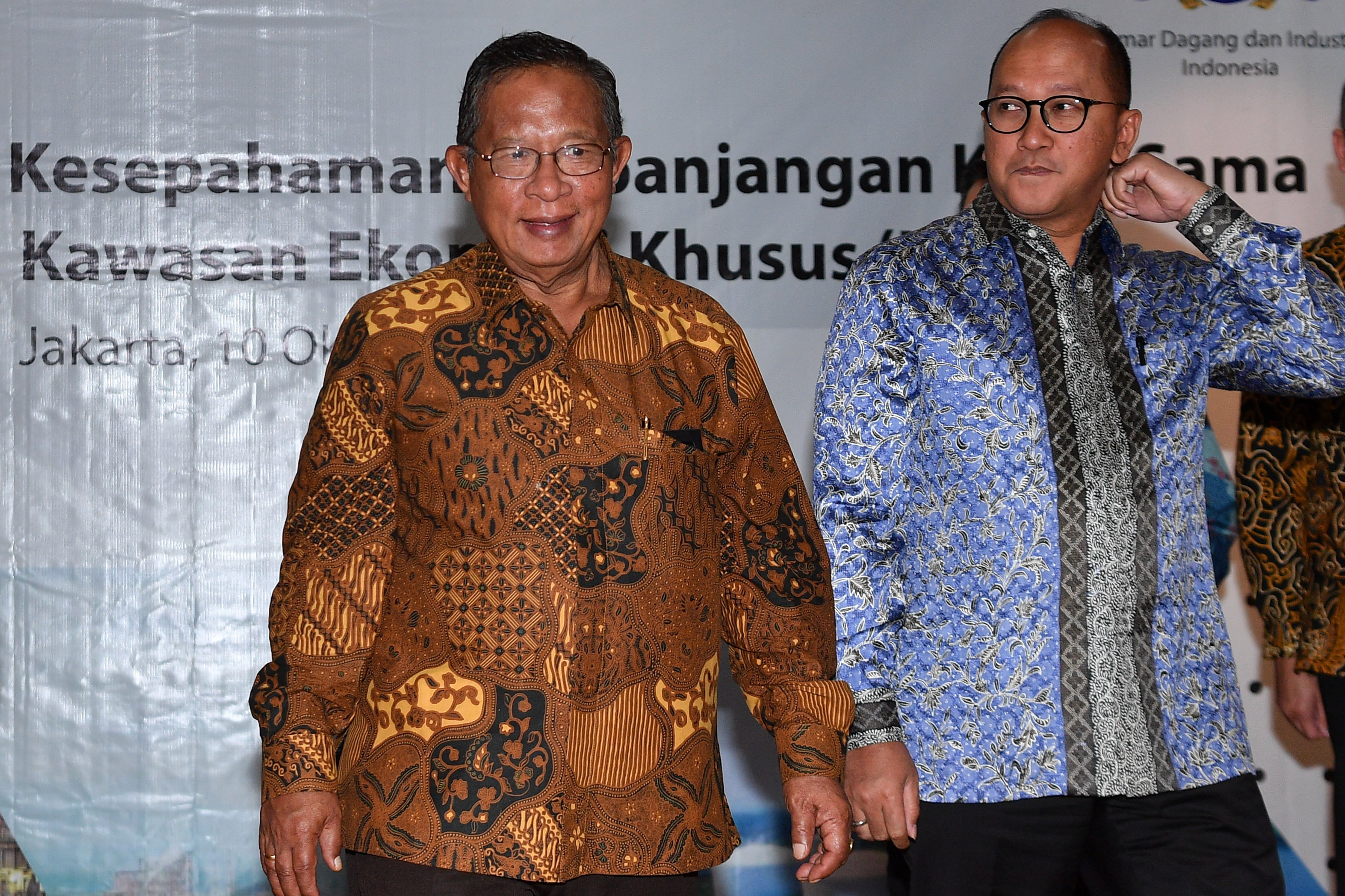 Menko Perekonomian Darmin Naustion bersama Ketua Kadin Rosan P Roeslani Di Jakarta, Kamis (10/10)