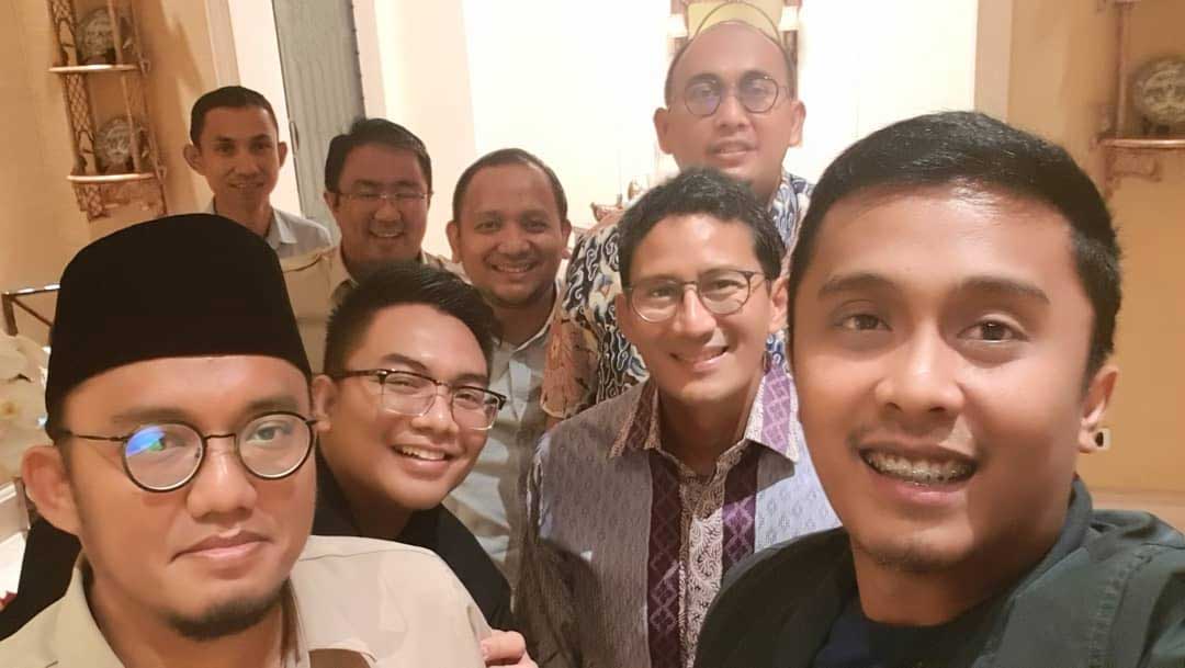 Sandiaga Uno berswa-foto dengan para pengurus partai Gerindra.