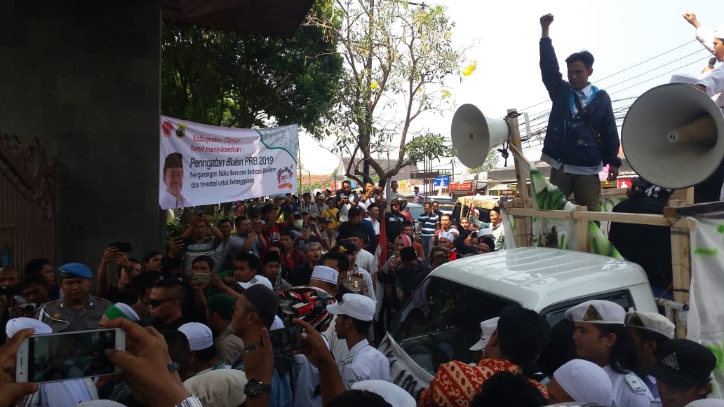 Ribuan orang berdemo meminta Pemkab Cianjur menutup pabrik  pengolahan bahan baku timah (galena), Kamis (17/10).