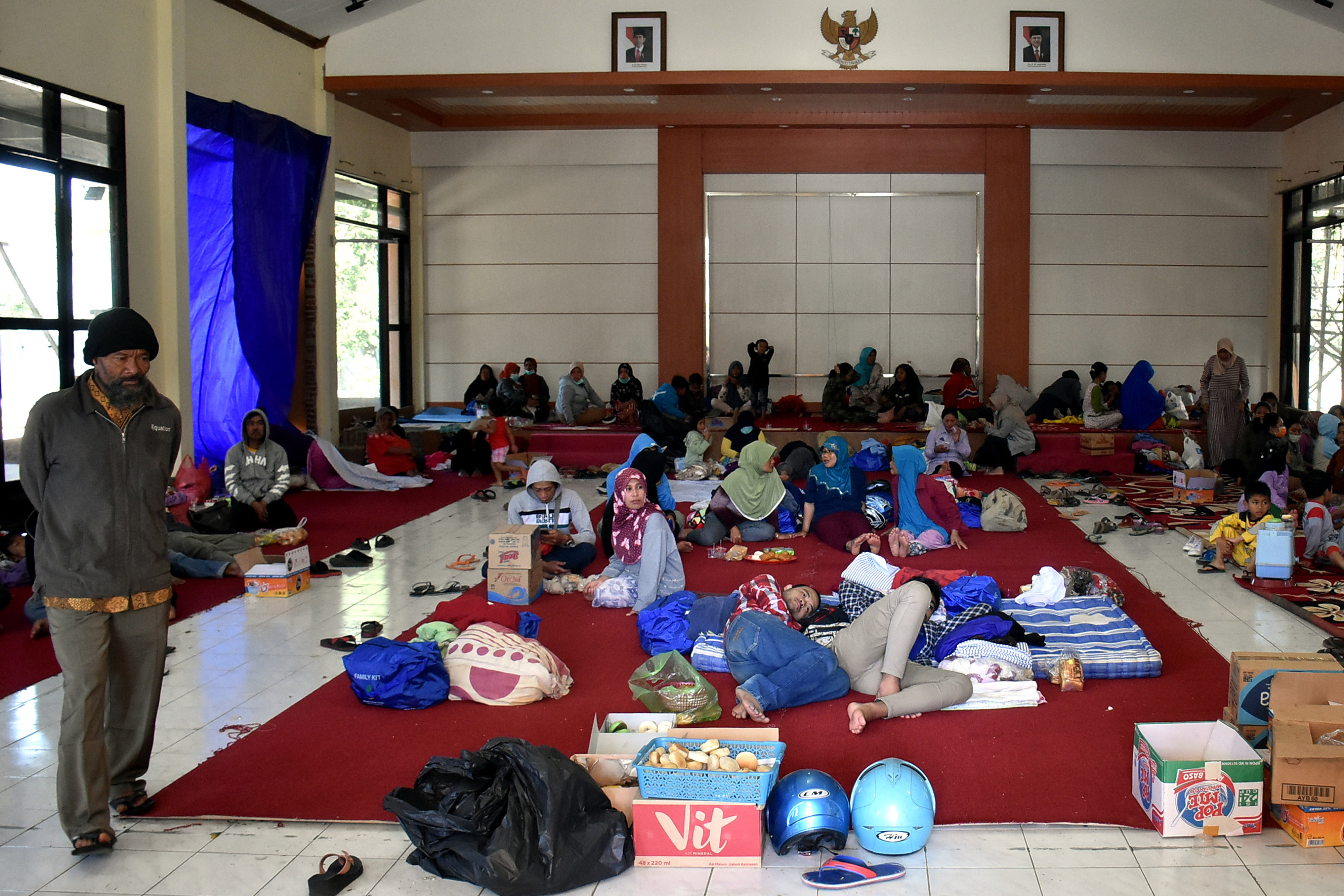 Sejumlah pengungsi berada di Posko BPBD, Batu, Jawa Timur, Senin (21/10). Saat ini semua pengungsi sudah kembali ke rumah masing-masing. 