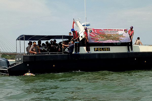 Kenang Setahun Jatuhnya Lion Air, Polda Babel Tabur Bunga