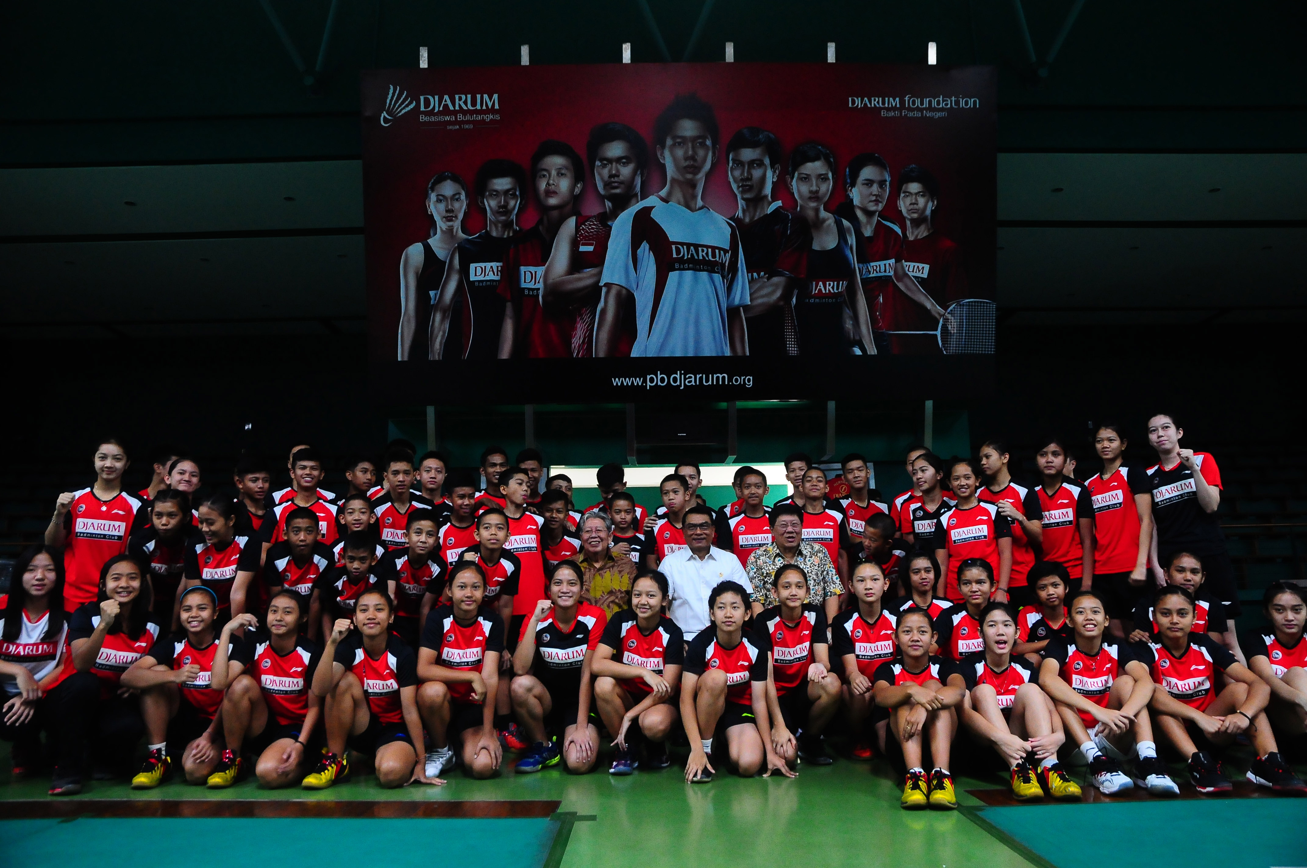 Atlet bulutangkis hasil audisi umum beasiswa bulu tangkis saat kunjungan di GOR PB Djarum, Kudus, Jawa Tengah.