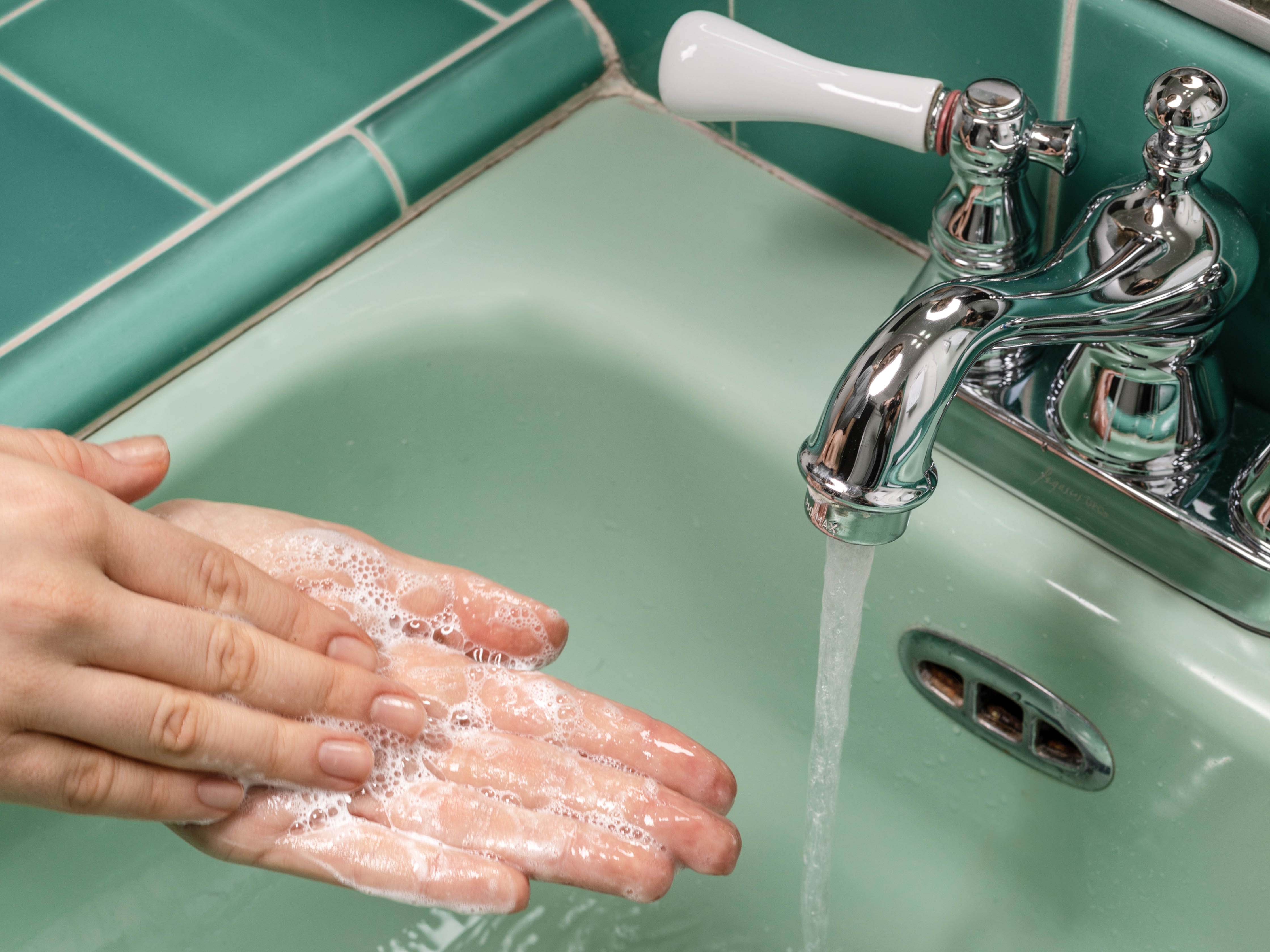 Mencuci tangan usai buang air kecil atau besar menjadi makin krusial dilakukan.