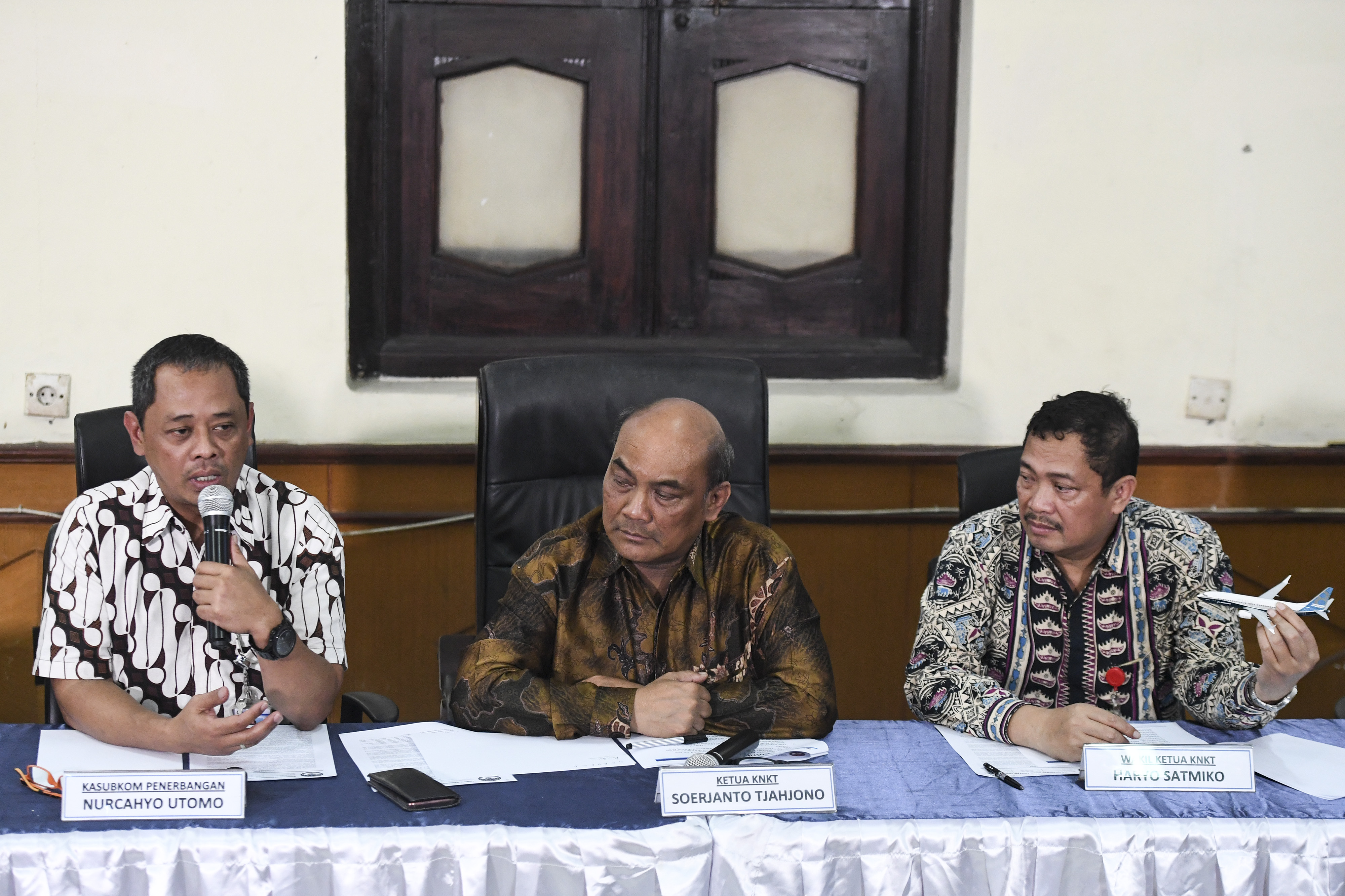  Ketua Sub Komite Investigasi Kecelakaan Penerbangan Nurcahyo Utomo (kiri) memberikan keterangan pers hasil investigasi kecelakaan Lion Air 