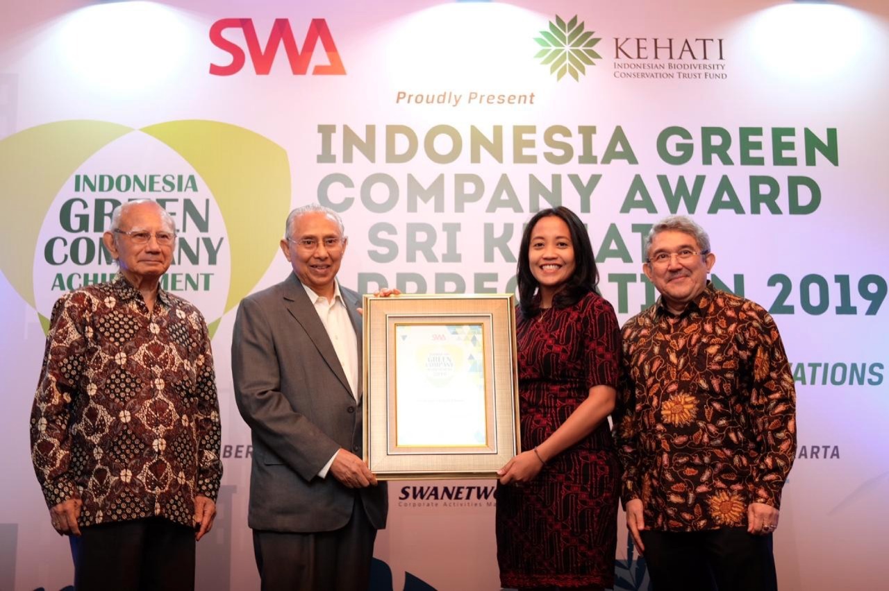 Penyerahan Green Company Award  2019 diserahkan secara langsung Ismid Hadad kepada Corporate Affairs Director RLU, Meizani Irmadhiany.