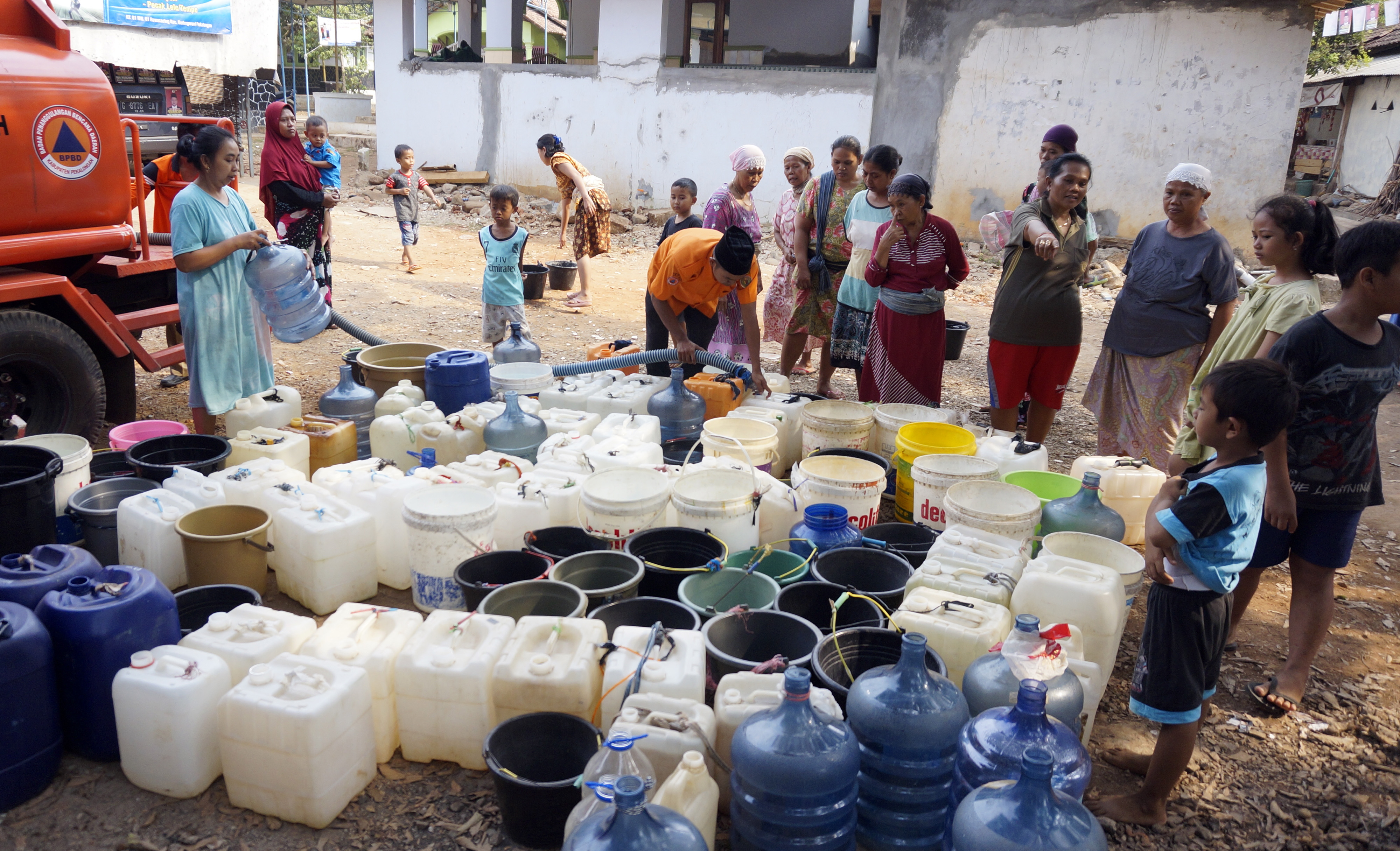 Lebih dari 200 tangki air bersih disalurkan ke kecamatan-kecamatan yang  melanda Kabupaten Klaten, Jawa Tengah 