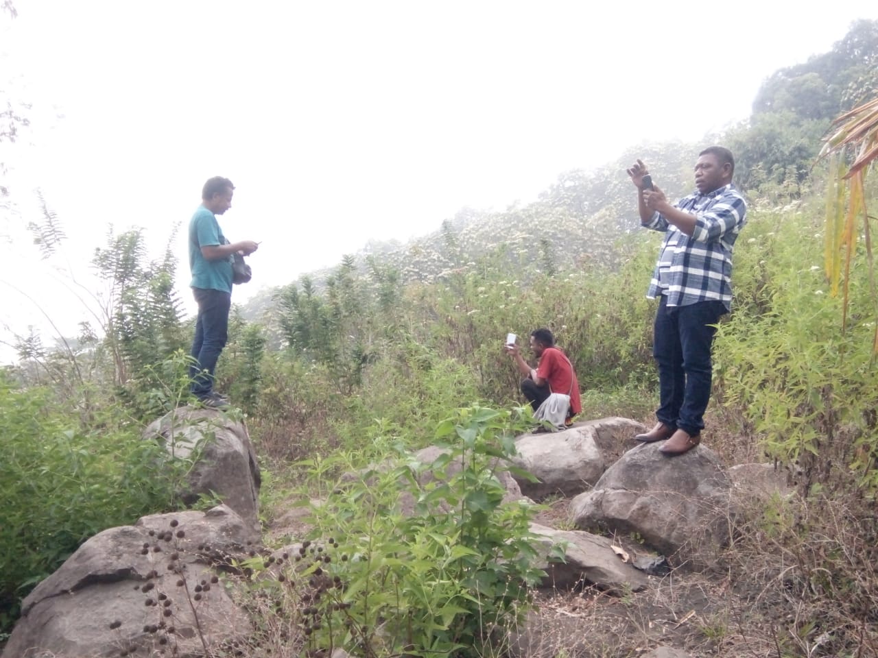 Mencari sinyal di atas batu Dusun Welinwatu