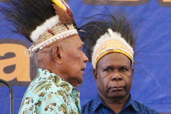 Tokoh Papua Ramses Ohee (kiri).