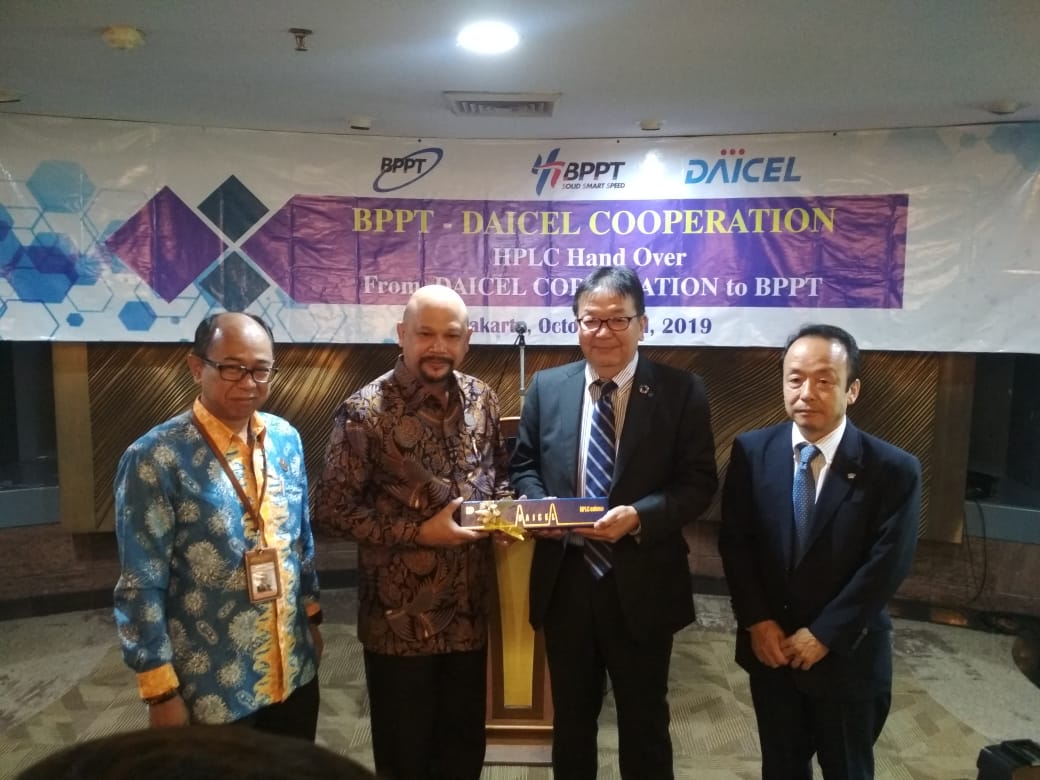Presdir Daicel Corporation, Misao Fuduba (tiga dari kiri) menyerahkan bantuan kepada Kepala BPPT Hammam Riza (kedua dari kiri), Rabu (2/10).