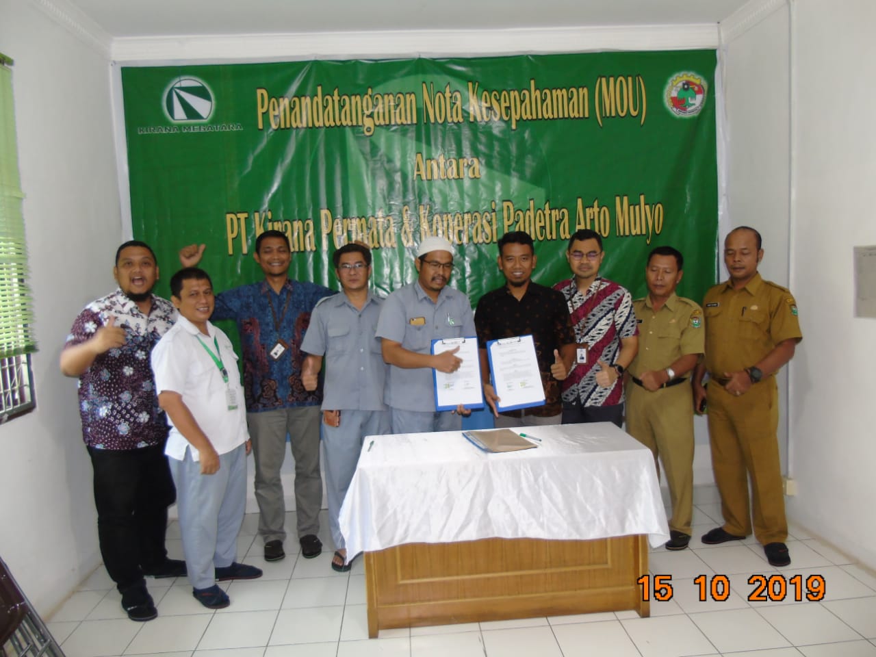 Penandatangan nota kesepahaman antara PT Kirana Megatara Tbk dan Koperasi Padetra Arto Mulyo, binaan PT PGN Tbk. 