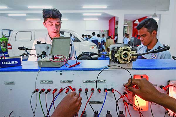 Sejumlah siswa SMK Prakarya Internasional (PI) menguji coba lampu sein untuk mobil di SMK PI, Bandung, Jawa Barat.
