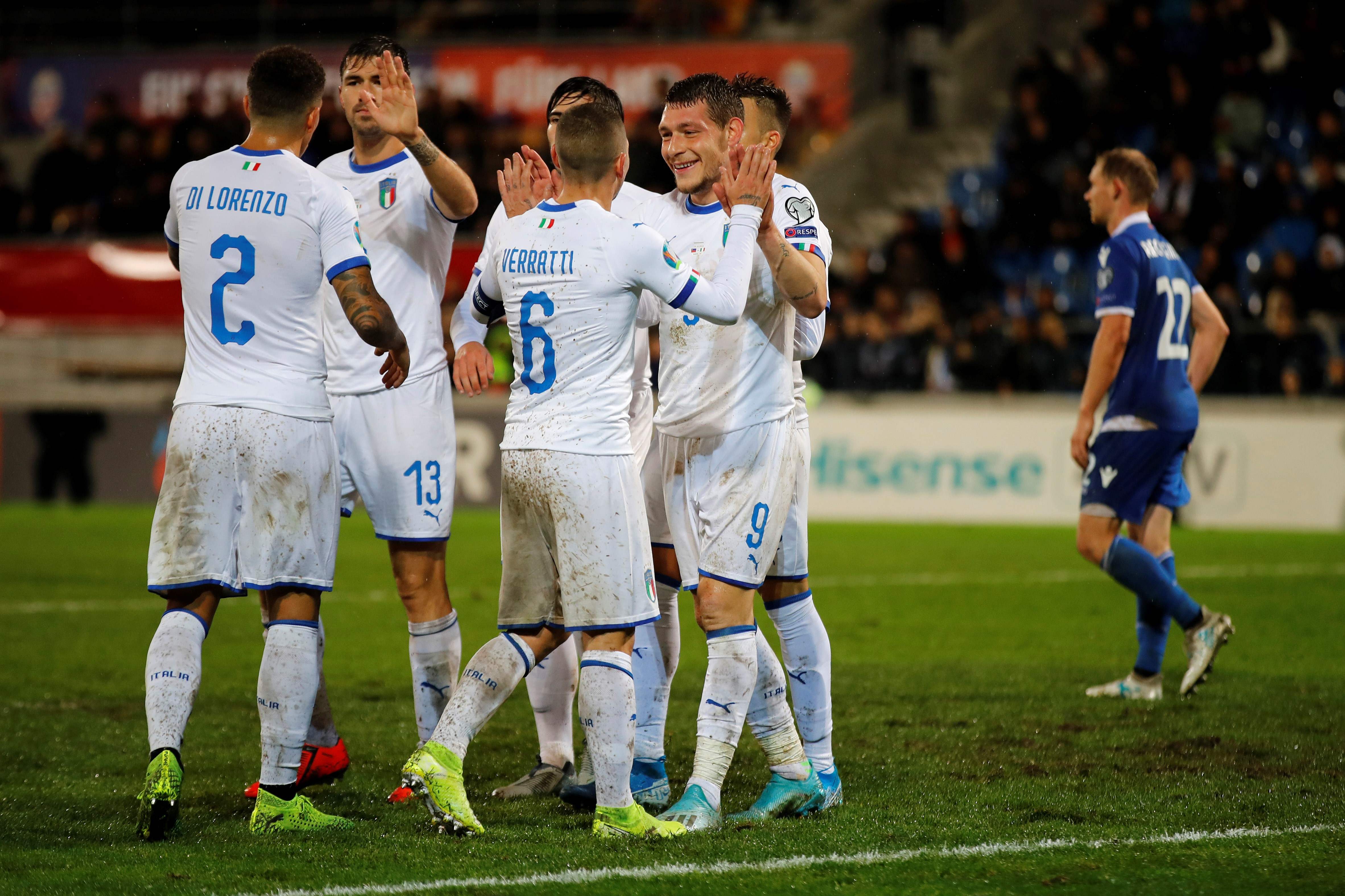 Para pemain Italia merayakan gol mereka ke gawang Liechtenstein