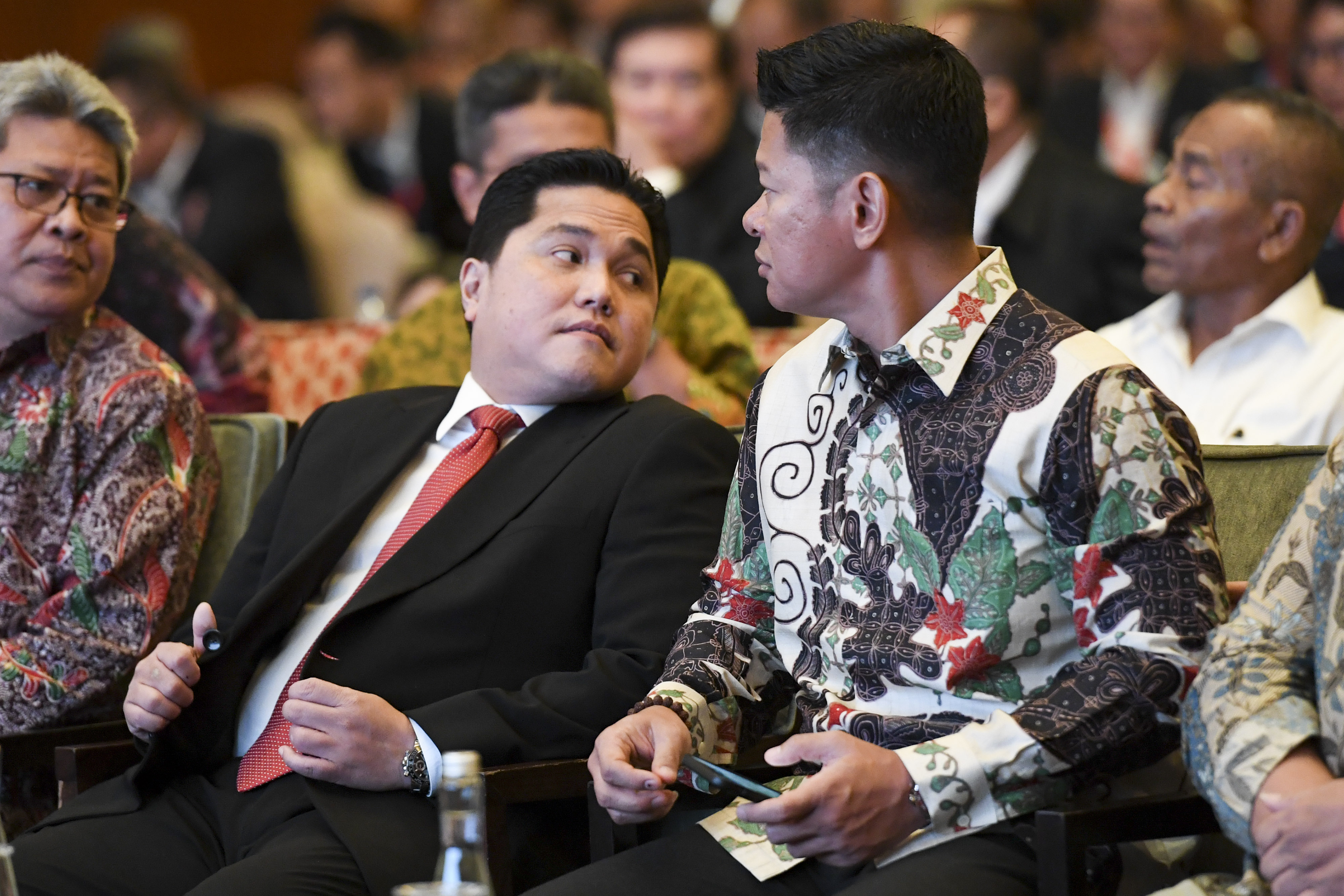 Ketua KOI 2019-2023 Raja Sapta Oktohari berbincang dengan Ketua KOI 2015-2019 Erick Thohir