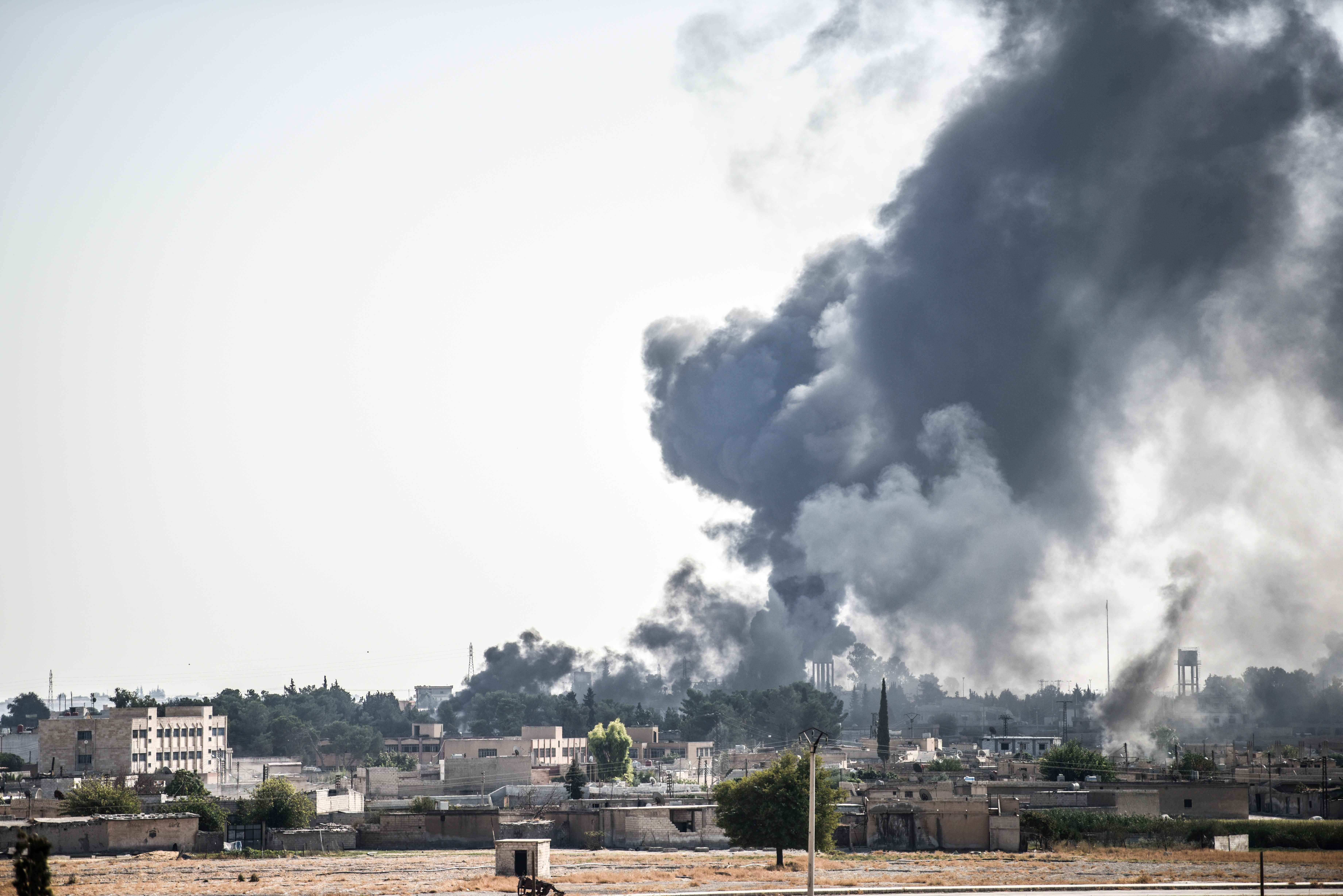 Asap terlihat membumbung dari Kota Tal Abyad, Suriah yang menjadi sasaran serangan Turki