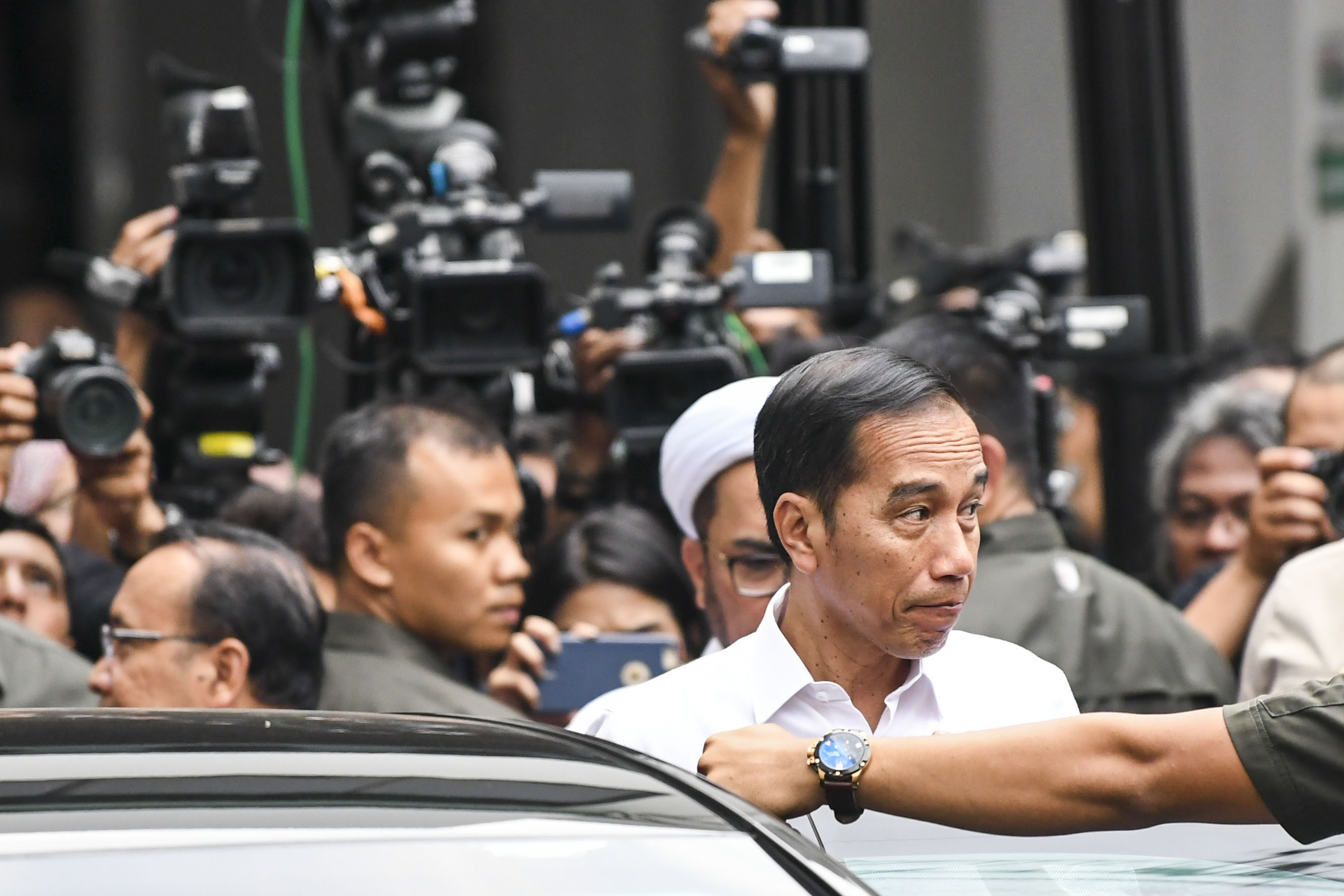 Presiden Joko Widodo menuju kendaraan usai menjenguk Menkopolhukam Wiranto di RSPAD Gatot Soebroto, Jakarta, Kamis (10/10).