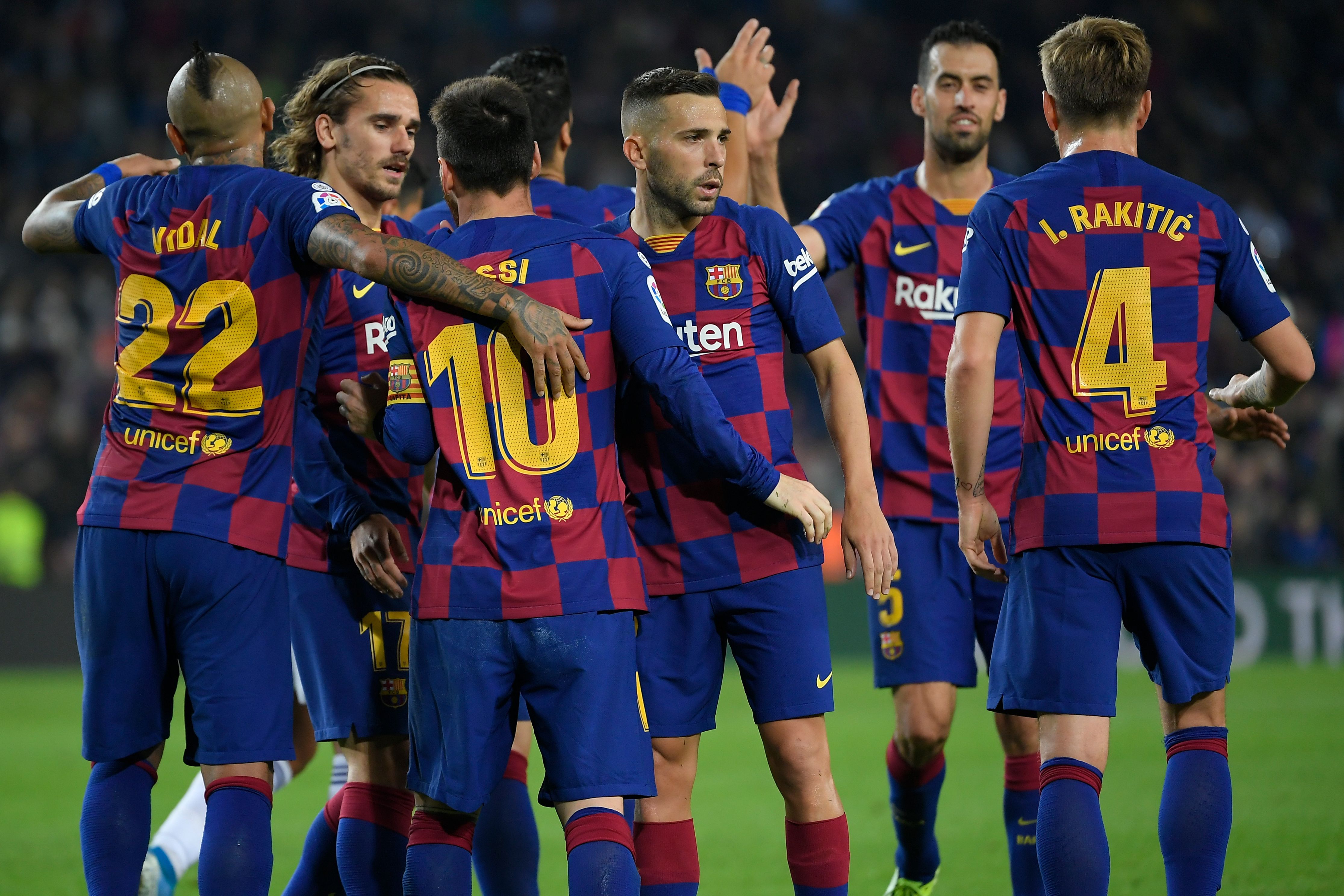 Para pemain Barcelona melakukan selebrasi usai mencetak gol kedua ke gawang Valladolid