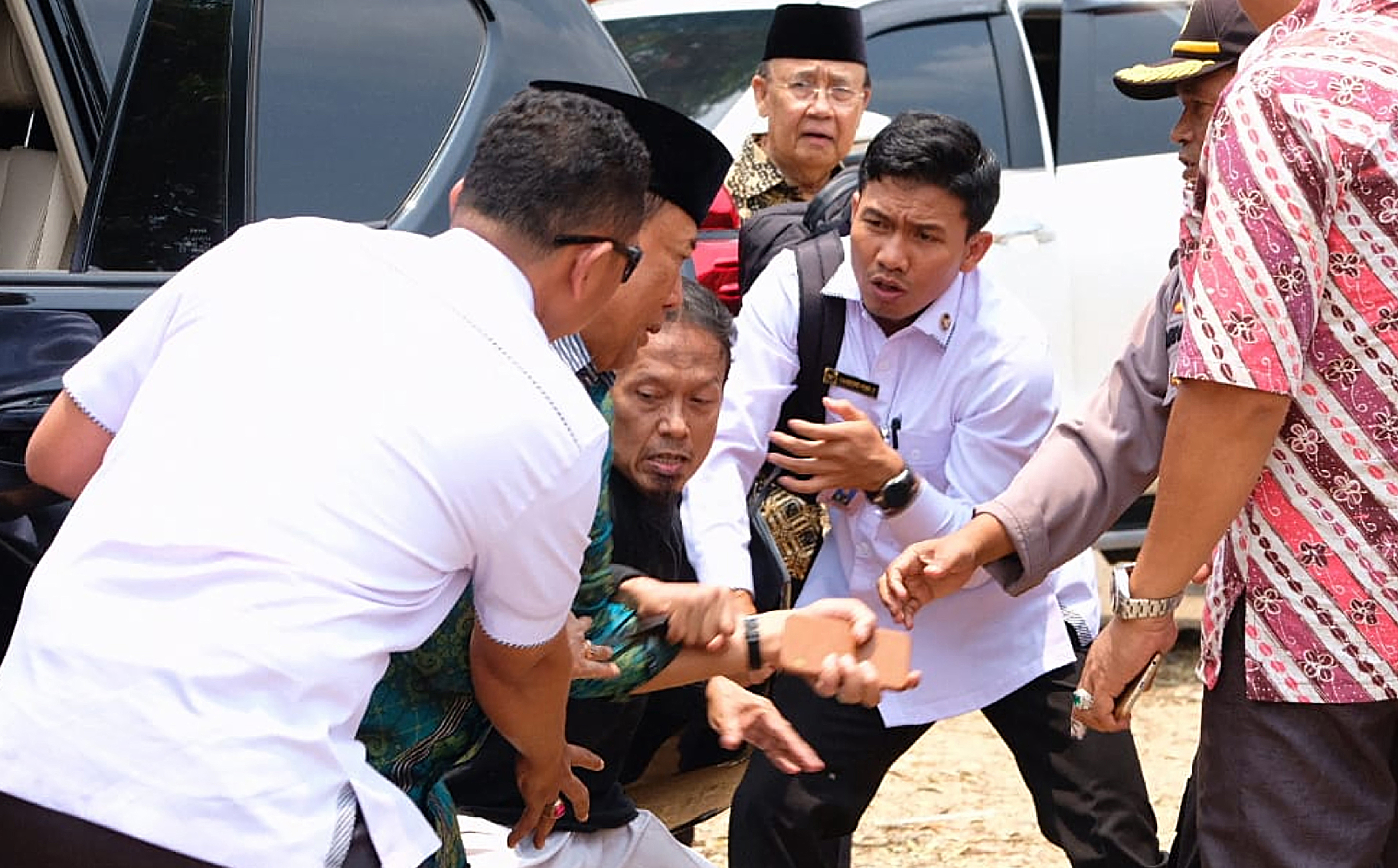 Abu Rara (berpakaian hitam) menyerang Menko Polhukam Wiranto