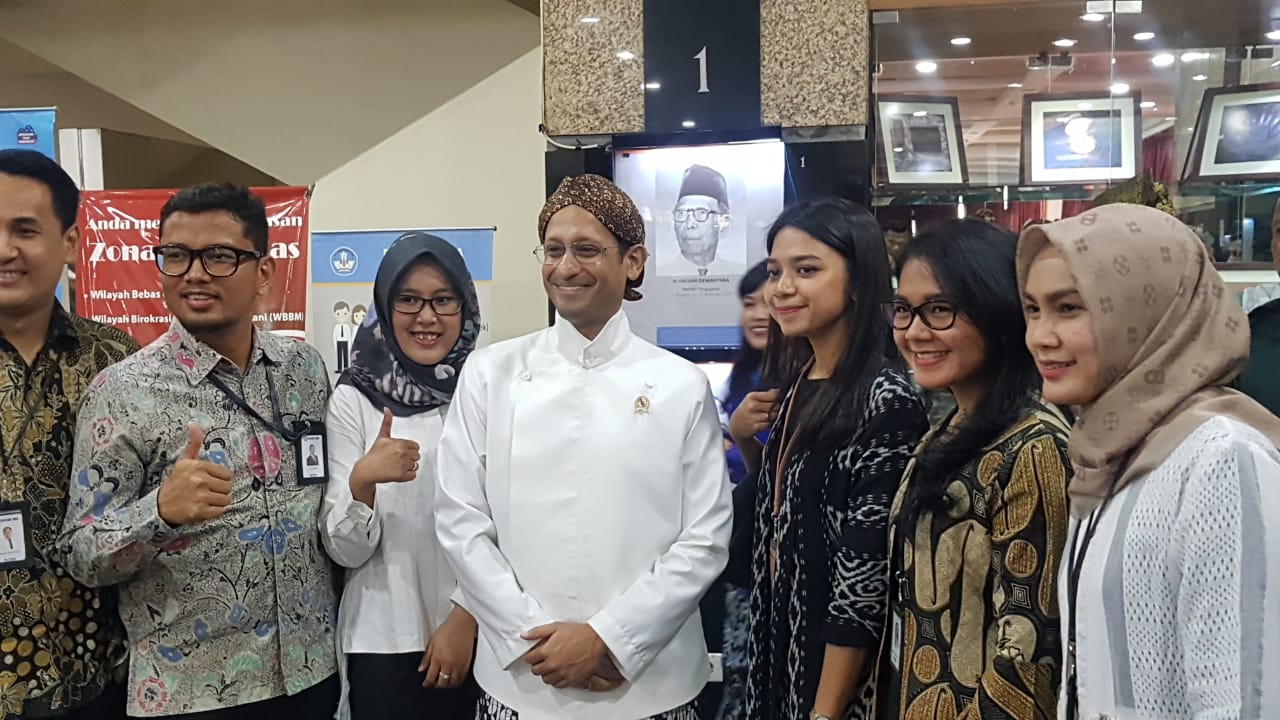 Mendikbud Nadiem Anwar Makarim menghadiri upacara peringatan Hari Sumpah Pemuda di Kementerian Kebudayaan, Jakarta, Senin (28/10)
