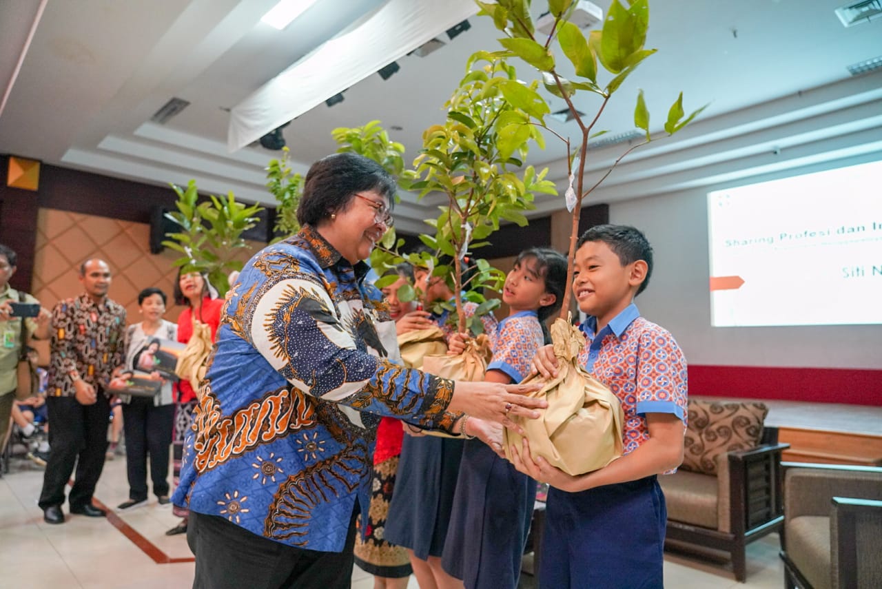 Menteri LHK Siti Nurbaya membagikan pohon kepada siswa-siswi Sekolah Global Mandiri