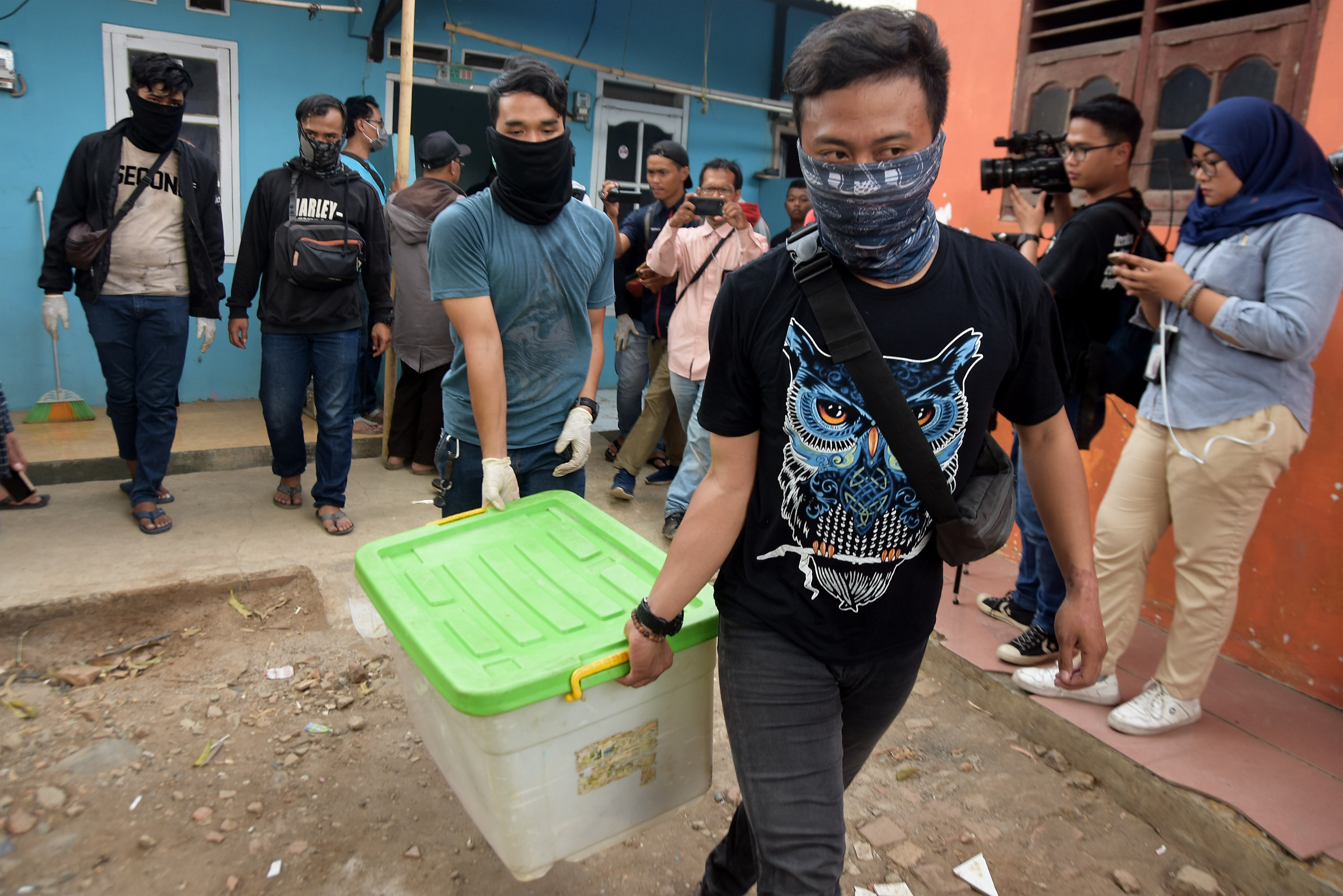 Personel Tim Densus 88 Mabes Polri mengamankan sejumlah barang bukti usai menggeledah kontrakan terduga teroris di Bekasi.