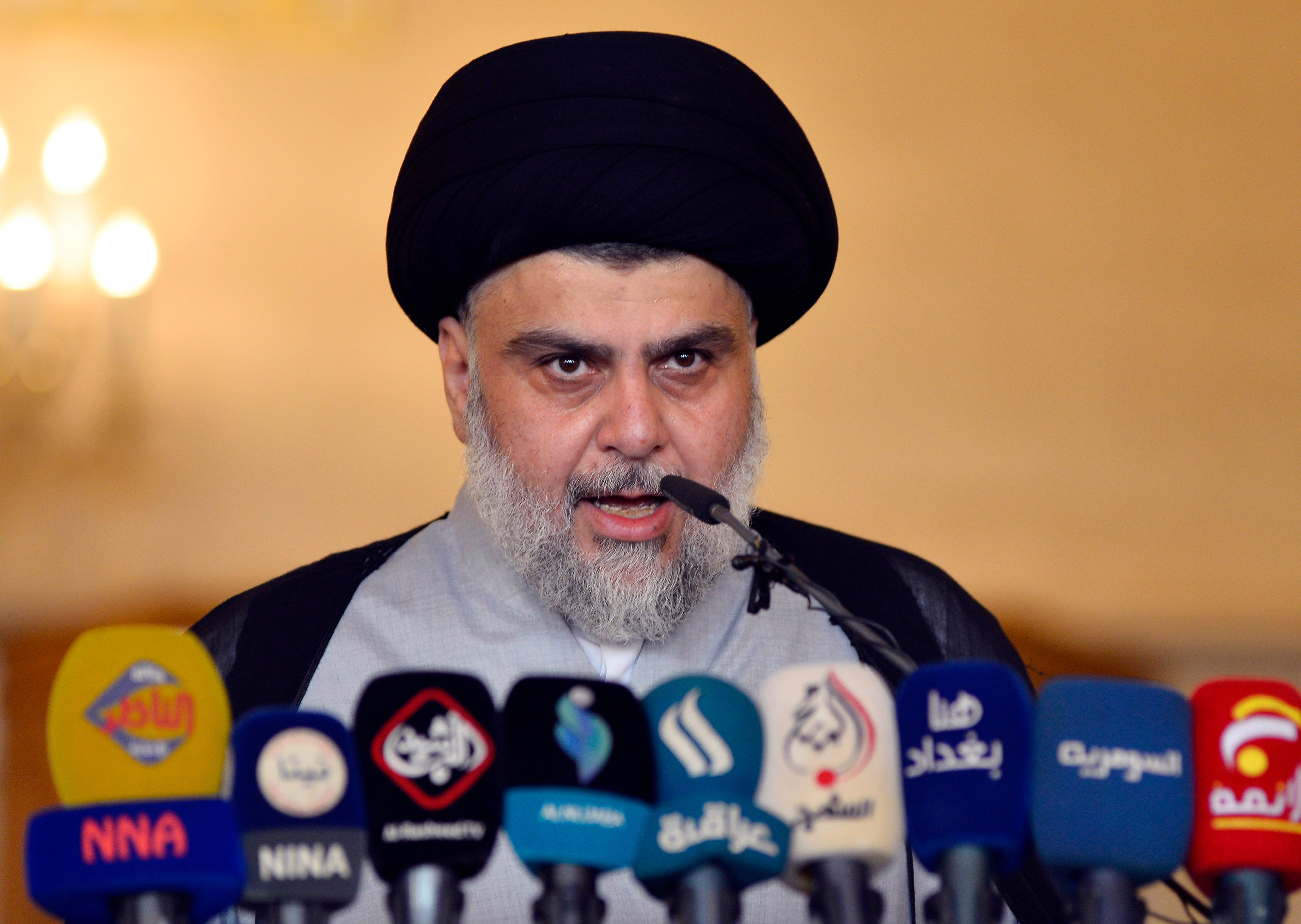 Ulama Syiah Irak dan pemimpin politik Moqtada al-Sadr 