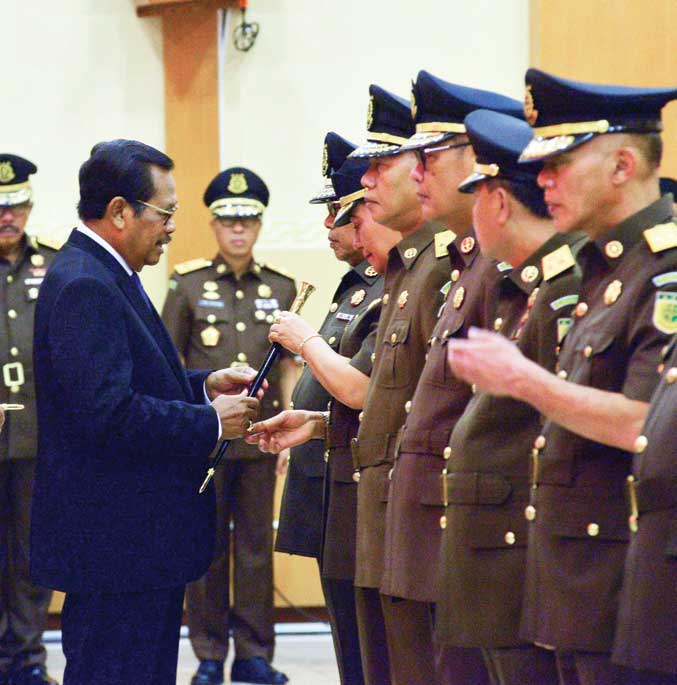 Jaksa Agung HM Prasetyo menyerahkan tongkat pimpinan saat melantik 11 pejabat eselon II, termasuk 7 kepala kejaksaan tinggi.