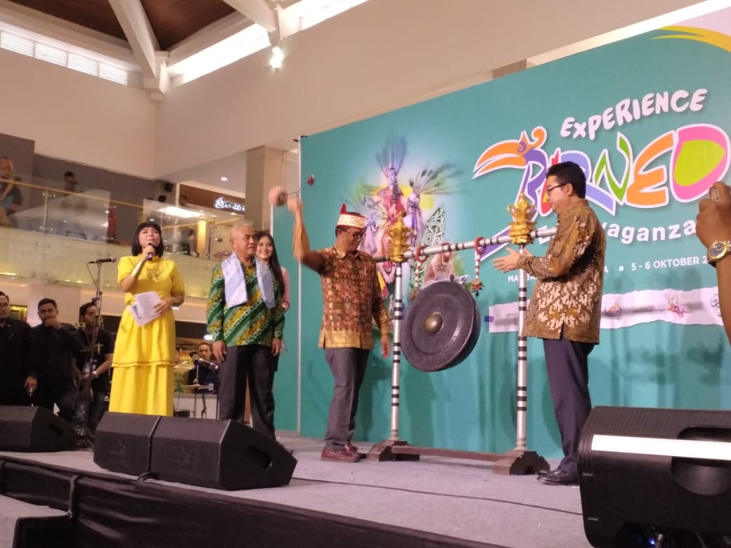 Kemenpar)  membuka secara resmi pameran pariwisata Borneo Extravaganza 2019 di  Atrium Mal Bali Galeria Kuta, Bali, Sabtu (5/10).